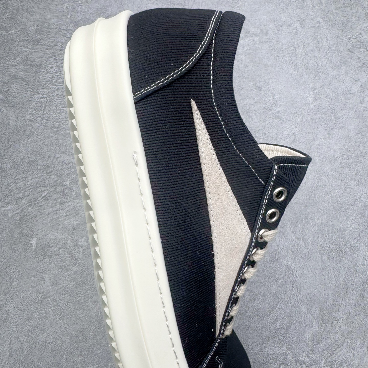 图片[6]-＃DG纯原 Rick Owens Drkshdw 瑞克·欧文斯低帮牛仔布时尚运动板鞋 黑色 二级市场已经7K以上 平台客户随意卖四位数 RO广东原厂出品 纯原天花板 原版一比一复刻 冲正绝不翻车 还原度达到百分之98以上 原楦开发纸版版型 ZP拆解原版1：1复模裁片纸版 力求做到0错位 这样才能达到和zp一致的鞋型味道 采用进口cnc数控机床开发对版独家tpu奶香大底 区别于市场所有版本 zp同源定制尼龙布 达到和zp一致手感 原厂进口细纹布 万邦订购原厂高弹粉红色海绵 内里搭配软质细腻羊皮 TPU高密度大底 软硬度透光度高已经测试和原版一致 尺码：36 37 38 39 40 41 42 43 44 45 46-选品中心