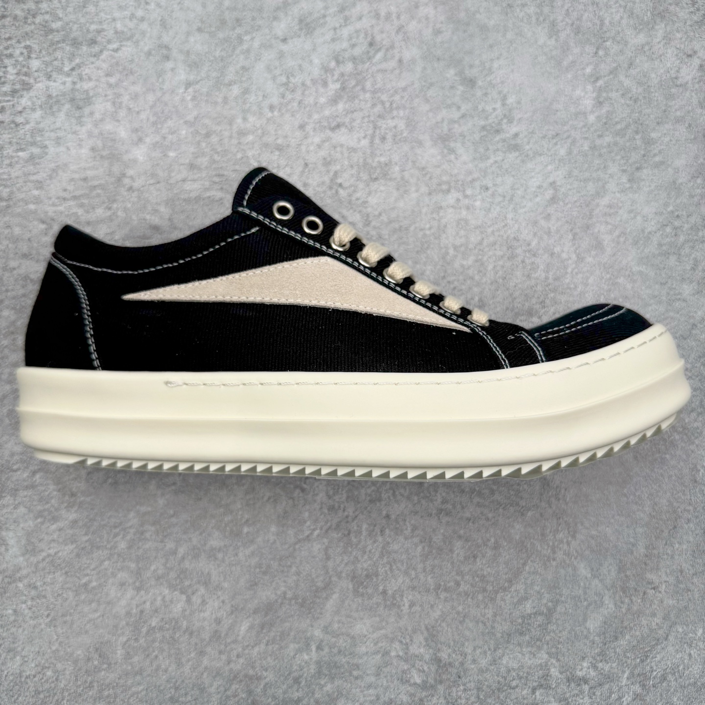 ＃DG纯原 Rick Owens Drkshdw 瑞克·欧文斯低帮牛仔布时尚运动板鞋 黑色 二级市场已经7K以上 平台客户随意卖四位数 RO广东原厂出品 纯原天花板 原版一比一复刻 冲正绝不翻车 还原度达到百分之98以上 原楦开发纸版版型 ZP拆解原版1：1复模裁片纸版 力求做到0错位 这样才能达到和zp一致的鞋型味道 采用进口cnc数控机床开发对版独家tpu奶香大底 区别于市场所有版本 zp同源定制尼龙布 达到和zp一致手感 原厂进口细纹布 万邦订购原厂高弹粉红色海绵 内里搭配软质细腻羊皮 TPU高密度大底 软硬度透光度高已经测试和原版一致 尺码：36 37 38 39 40 41 42 43 44 45 46-选品中心