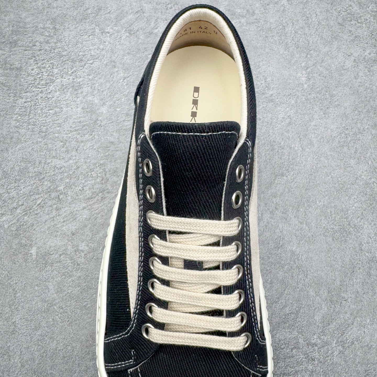 图片[5]-＃DG纯原 Rick Owens Drkshdw 瑞克·欧文斯低帮牛仔布时尚运动板鞋 黑色 二级市场已经7K以上 平台客户随意卖四位数 RO广东原厂出品 纯原天花板 原版一比一复刻 冲正绝不翻车 还原度达到百分之98以上 原楦开发纸版版型 ZP拆解原版1：1复模裁片纸版 力求做到0错位 这样才能达到和zp一致的鞋型味道 采用进口cnc数控机床开发对版独家tpu奶香大底 区别于市场所有版本 zp同源定制尼龙布 达到和zp一致手感 原厂进口细纹布 万邦订购原厂高弹粉红色海绵 内里搭配软质细腻羊皮 TPU高密度大底 软硬度透光度高已经测试和原版一致 尺码：36 37 38 39 40 41 42 43 44 45 46-选品中心