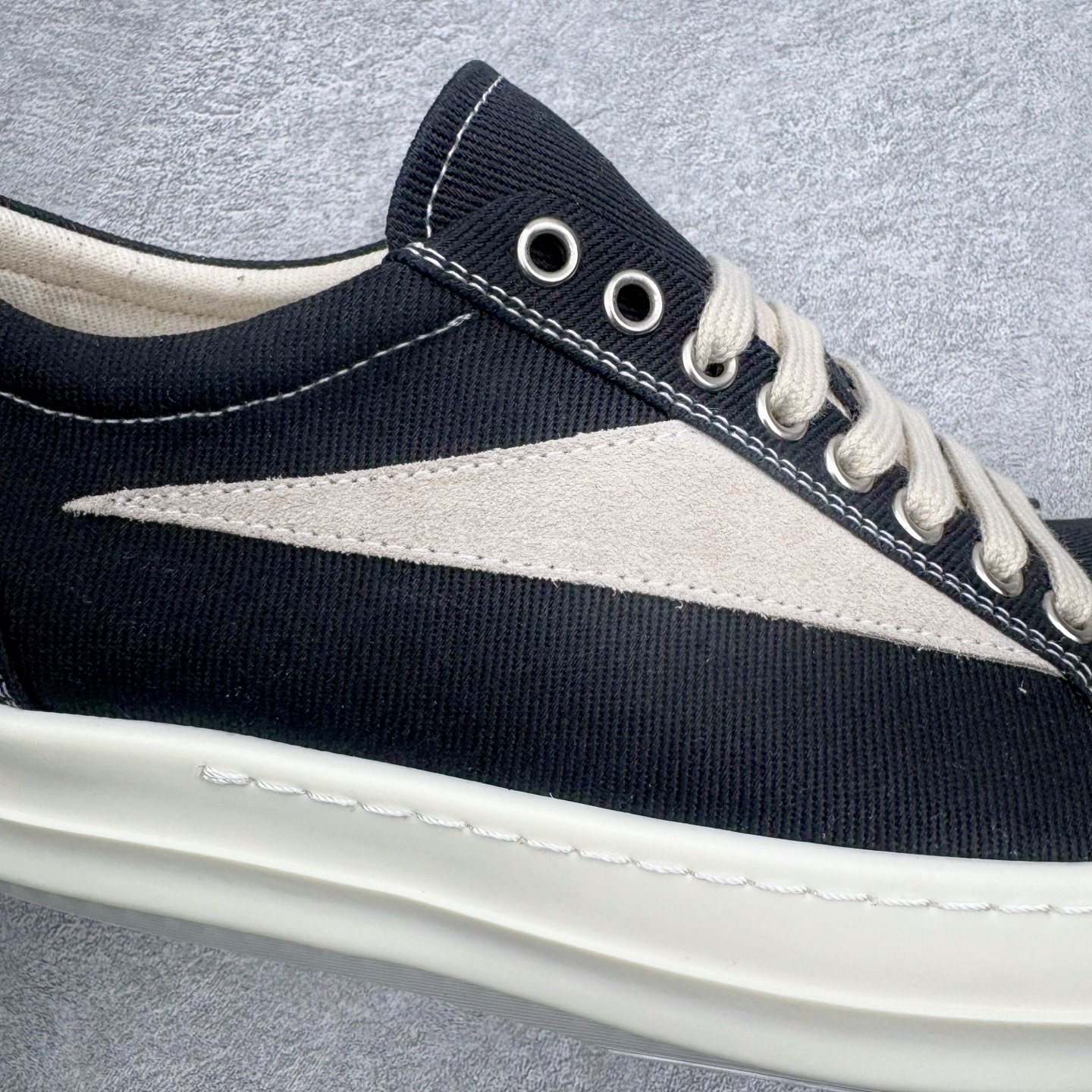 图片[21]-＃DG纯原 Rick Owens Drkshdw 瑞克·欧文斯低帮牛仔布时尚运动板鞋 黑色 二级市场已经7K以上 平台客户随意卖四位数 RO广东原厂出品 纯原天花板 原版一比一复刻 冲正绝不翻车 还原度达到百分之98以上 原楦开发纸版版型 ZP拆解原版1：1复模裁片纸版 力求做到0错位 这样才能达到和zp一致的鞋型味道 采用进口cnc数控机床开发对版独家tpu奶香大底 区别于市场所有版本 zp同源定制尼龙布 达到和zp一致手感 原厂进口细纹布 万邦订购原厂高弹粉红色海绵 内里搭配软质细腻羊皮 TPU高密度大底 软硬度透光度高已经测试和原版一致 尺码：36 37 38 39 40 41 42 43 44 45 46-选品中心