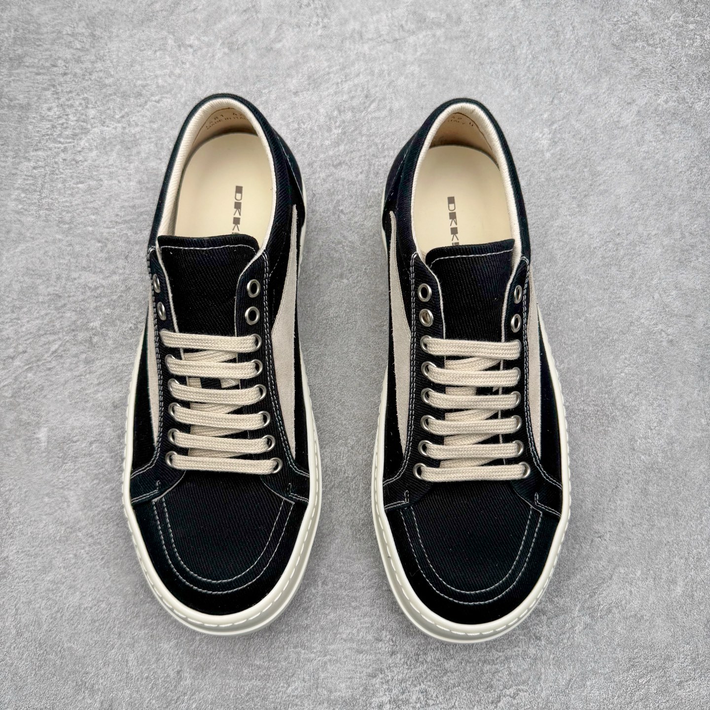 图片[2]-＃DG纯原 Rick Owens Drkshdw 瑞克·欧文斯低帮牛仔布时尚运动板鞋 黑色 二级市场已经7K以上 平台客户随意卖四位数 RO广东原厂出品 纯原天花板 原版一比一复刻 冲正绝不翻车 还原度达到百分之98以上 原楦开发纸版版型 ZP拆解原版1：1复模裁片纸版 力求做到0错位 这样才能达到和zp一致的鞋型味道 采用进口cnc数控机床开发对版独家tpu奶香大底 区别于市场所有版本 zp同源定制尼龙布 达到和zp一致手感 原厂进口细纹布 万邦订购原厂高弹粉红色海绵 内里搭配软质细腻羊皮 TPU高密度大底 软硬度透光度高已经测试和原版一致 尺码：36 37 38 39 40 41 42 43 44 45 46-选品中心