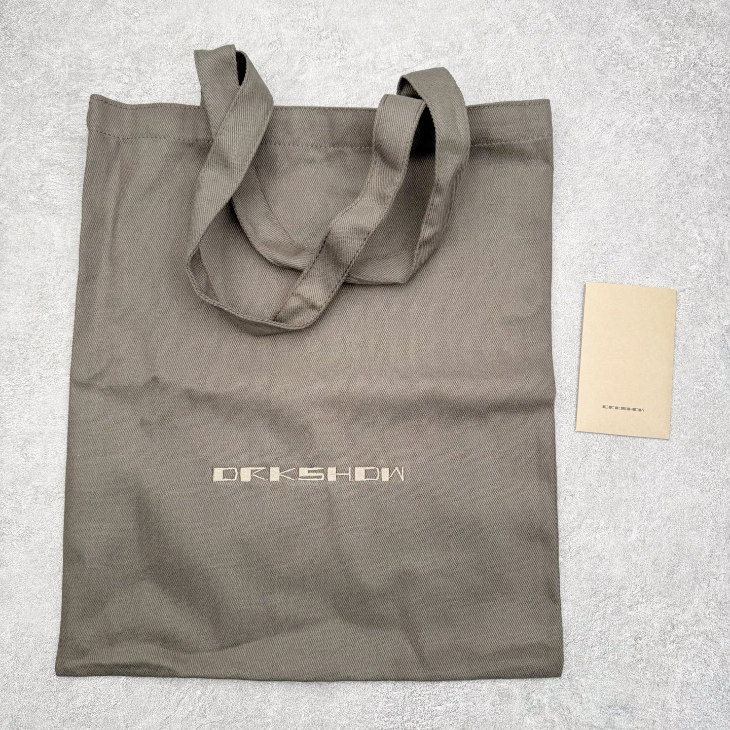 图片[16]-＃DG纯原 Rick Owens Drkshdw 瑞克·欧文斯低帮牛仔布时尚运动板鞋 黑色 二级市场已经7K以上 平台客户随意卖四位数 RO广东原厂出品 纯原天花板 原版一比一复刻 冲正绝不翻车 还原度达到百分之98以上 原楦开发纸版版型 ZP拆解原版1：1复模裁片纸版 力求做到0错位 这样才能达到和zp一致的鞋型味道 采用进口cnc数控机床开发对版独家tpu奶香大底 区别于市场所有版本 zp同源定制尼龙布 达到和zp一致手感 原厂进口细纹布 万邦订购原厂高弹粉红色海绵 内里搭配软质细腻羊皮 TPU高密度大底 软硬度透光度高已经测试和原版一致 尺码：36 37 38 39 40 41 42 43 44 45 46-选品中心