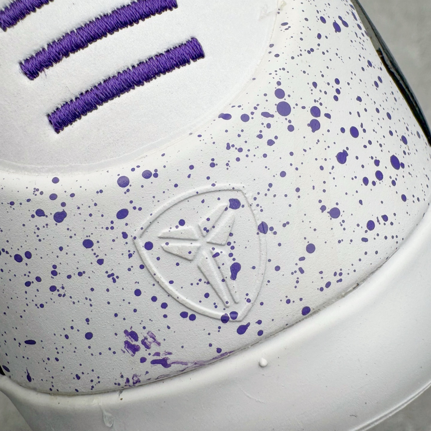 图片[15]-＃灭世/Max NK Kobe 9 Low EM PE 科比九代舒适减震防滑低帮篮球鞋 白紫 IH1401-100 ✅原楦打造灵动版型 鞋头➕腰身➕后跟 360°无死角 ✅原厂工艺3层立体编织flyknit鞋面 厚度同步ZP吊打市场“纯原” ✅原厂碳板加持 立体感区分市场货品 ✅区分市场货品🌪过验级拉帮细节 ✅内置全新复刻版中底鞋垫 REACT缓震 密度增加抗衰减 ✅针对海外市场增加 47.5 满足精英选手实战需求 最强科9 灭世制造 用实力让情怀落地 👊🏻 尺码：39 40 40.5 41 42 42.5 43 44 44.5 45 46 47.5-选品中心