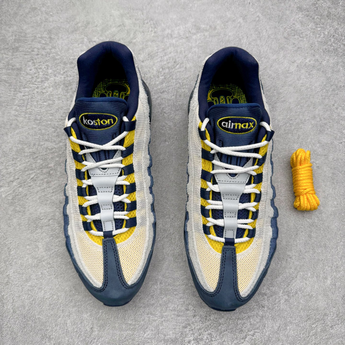 图片[2]-＃GX纯原 Eric Koston x NK Air Max 95 \\\”Obsidian and Speed Yellow\\\” 低帮休闲跑步鞋 男女同款 联名蓝白 HQ8492-400 经典重温 外单专供大厂出品 品质稳定 一百余色 终端操作 鞋款设计灵感源于人体构造 中底设计基于人体的脊柱构造 是整体设计的核心 尼龙孔眼代表了肋骨 而分层式面板和网眼象征着肌肉纤维和肉体组织 Air Max 95采用了两个独立的吹塑成型的Air-Sole单元 并首次在前掌使用可视化气垫设计 Swoosh logo夜当作一个 点符号放在了鞋子的后帮位置 20年的发展让 AIR MAX 95有了不同的故事 20年后再度面向世人的时候 焕然一新的面貌 让人有了另外一种清新脱俗的感觉 尺码：40 40.5 41 42 42.5 43 44 44.5 45 45.5 46 47.5 48.5-选品中心