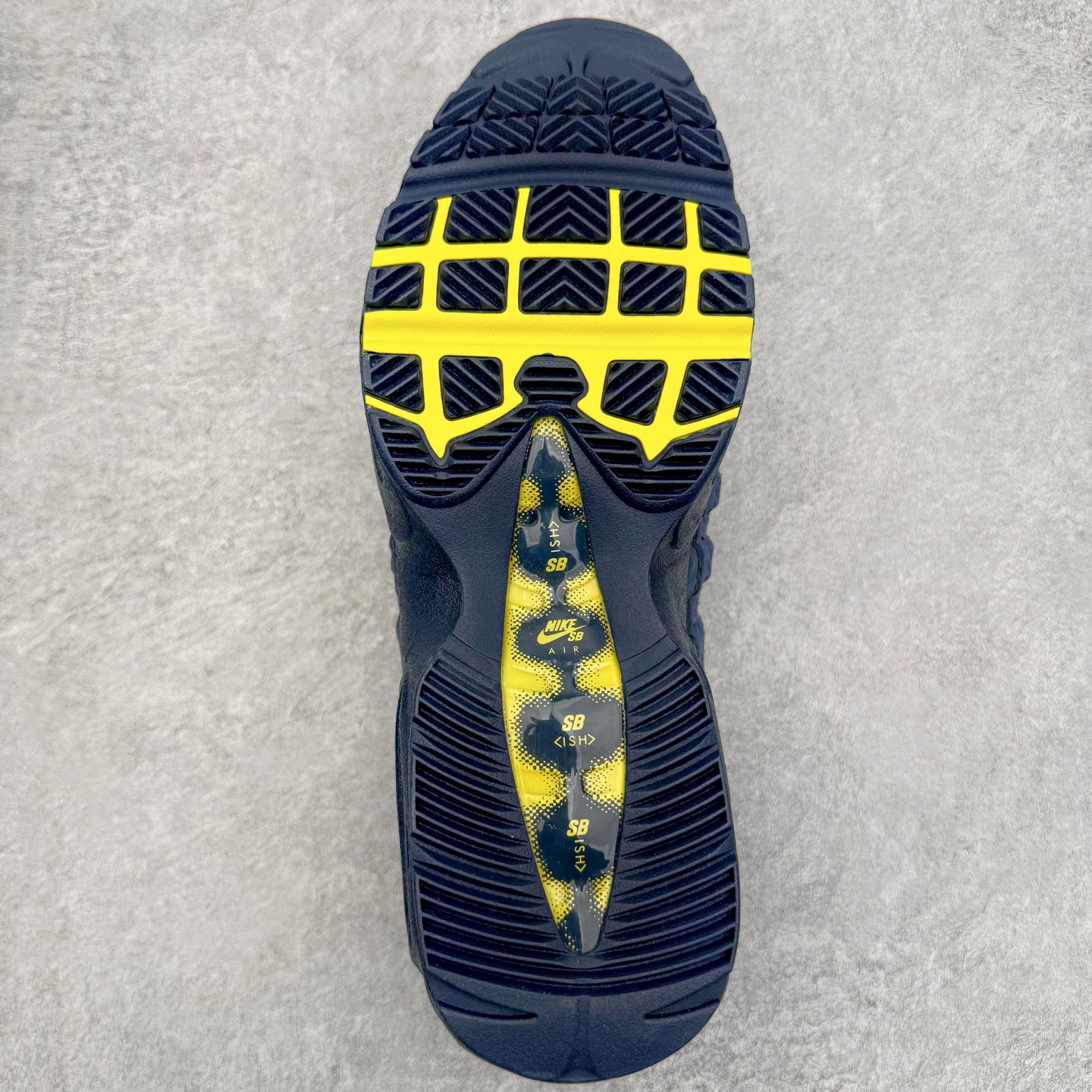 图片[9]-＃GX纯原 Eric Koston x NK Air Max 95 \\\”Obsidian and Speed Yellow\\\” 低帮休闲跑步鞋 男女同款 联名蓝白 HQ8492-400 经典重温 外单专供大厂出品 品质稳定 一百余色 终端操作 鞋款设计灵感源于人体构造 中底设计基于人体的脊柱构造 是整体设计的核心 尼龙孔眼代表了肋骨 而分层式面板和网眼象征着肌肉纤维和肉体组织 Air Max 95采用了两个独立的吹塑成型的Air-Sole单元 并首次在前掌使用可视化气垫设计 Swoosh logo夜当作一个 点符号放在了鞋子的后帮位置 20年的发展让 AIR MAX 95有了不同的故事 20年后再度面向世人的时候 焕然一新的面貌 让人有了另外一种清新脱俗的感觉 尺码：40 40.5 41 42 42.5 43 44 44.5 45 45.5 46 47.5 48.5-选品中心