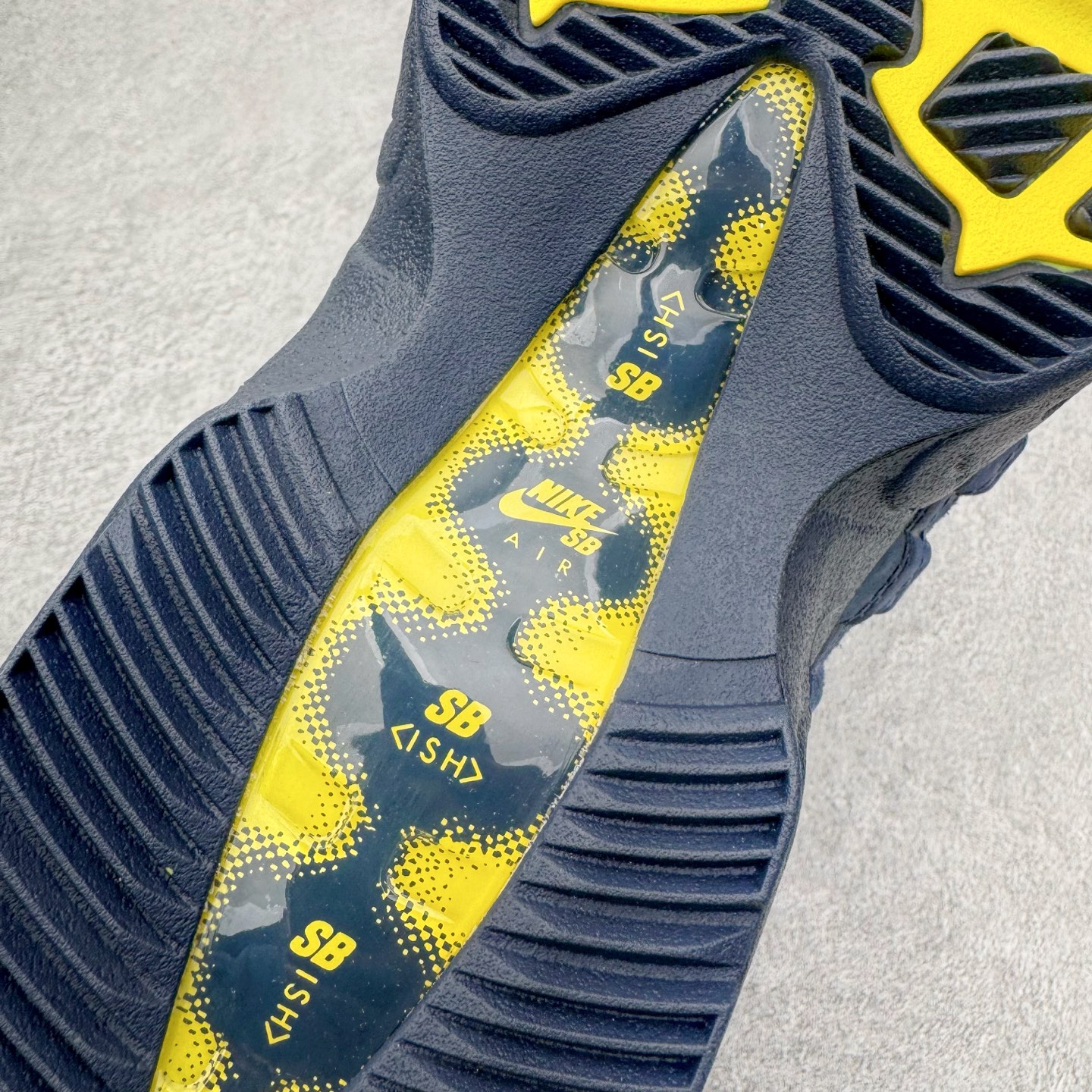 图片[21]-＃GX纯原 Eric Koston x NK Air Max 95 \\\”Obsidian and Speed Yellow\\\” 低帮休闲跑步鞋 男女同款 联名蓝白 HQ8492-400 经典重温 外单专供大厂出品 品质稳定 一百余色 终端操作 鞋款设计灵感源于人体构造 中底设计基于人体的脊柱构造 是整体设计的核心 尼龙孔眼代表了肋骨 而分层式面板和网眼象征着肌肉纤维和肉体组织 Air Max 95采用了两个独立的吹塑成型的Air-Sole单元 并首次在前掌使用可视化气垫设计 Swoosh logo夜当作一个 点符号放在了鞋子的后帮位置 20年的发展让 AIR MAX 95有了不同的故事 20年后再度面向世人的时候 焕然一新的面貌 让人有了另外一种清新脱俗的感觉 尺码：40 40.5 41 42 42.5 43 44 44.5 45 45.5 46 47.5 48.5-选品中心