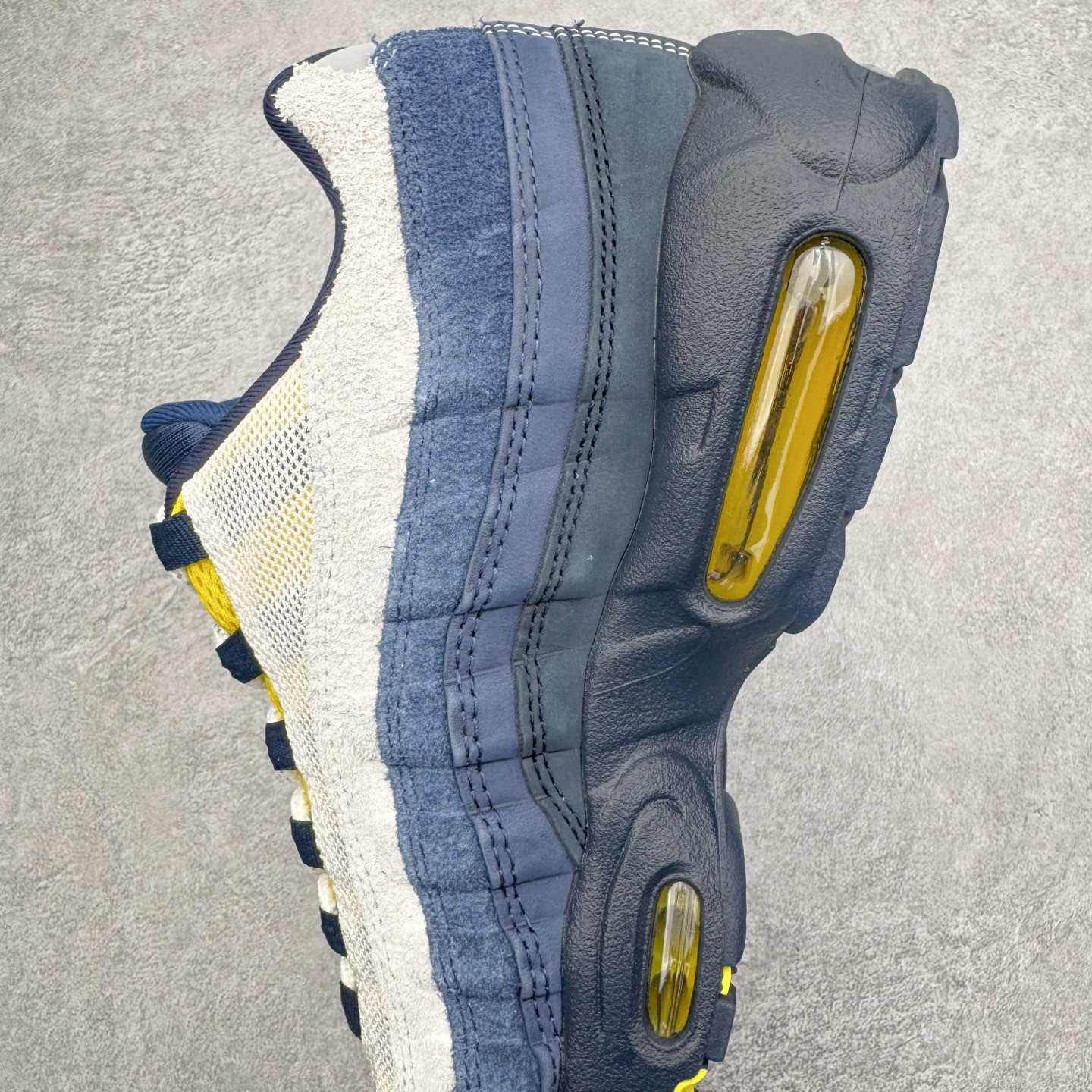 图片[7]-＃GX纯原 Eric Koston x NK Air Max 95 \\\”Obsidian and Speed Yellow\\\” 低帮休闲跑步鞋 男女同款 联名蓝白 HQ8492-400 经典重温 外单专供大厂出品 品质稳定 一百余色 终端操作 鞋款设计灵感源于人体构造 中底设计基于人体的脊柱构造 是整体设计的核心 尼龙孔眼代表了肋骨 而分层式面板和网眼象征着肌肉纤维和肉体组织 Air Max 95采用了两个独立的吹塑成型的Air-Sole单元 并首次在前掌使用可视化气垫设计 Swoosh logo夜当作一个 点符号放在了鞋子的后帮位置 20年的发展让 AIR MAX 95有了不同的故事 20年后再度面向世人的时候 焕然一新的面貌 让人有了另外一种清新脱俗的感觉 尺码：40 40.5 41 42 42.5 43 44 44.5 45 45.5 46 47.5 48.5-选品中心