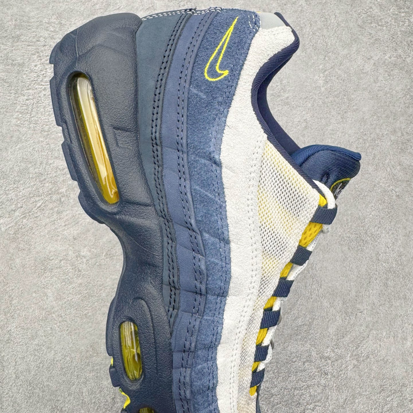 图片[6]-＃GX纯原 Eric Koston x NK Air Max 95 \\\”Obsidian and Speed Yellow\\\” 低帮休闲跑步鞋 男女同款 联名蓝白 HQ8492-400 经典重温 外单专供大厂出品 品质稳定 一百余色 终端操作 鞋款设计灵感源于人体构造 中底设计基于人体的脊柱构造 是整体设计的核心 尼龙孔眼代表了肋骨 而分层式面板和网眼象征着肌肉纤维和肉体组织 Air Max 95采用了两个独立的吹塑成型的Air-Sole单元 并首次在前掌使用可视化气垫设计 Swoosh logo夜当作一个 点符号放在了鞋子的后帮位置 20年的发展让 AIR MAX 95有了不同的故事 20年后再度面向世人的时候 焕然一新的面貌 让人有了另外一种清新脱俗的感觉 尺码：40 40.5 41 42 42.5 43 44 44.5 45 45.5 46 47.5 48.5-选品中心