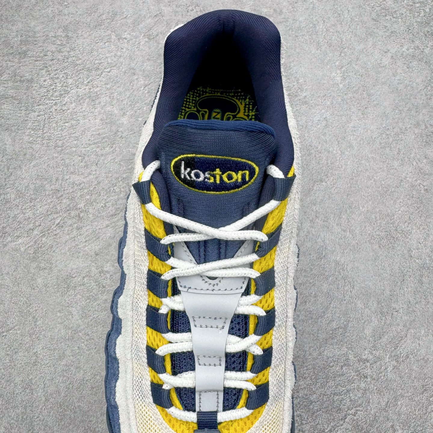 图片[5]-＃GX纯原 Eric Koston x NK Air Max 95 \\\”Obsidian and Speed Yellow\\\” 低帮休闲跑步鞋 男女同款 联名蓝白 HQ8492-400 经典重温 外单专供大厂出品 品质稳定 一百余色 终端操作 鞋款设计灵感源于人体构造 中底设计基于人体的脊柱构造 是整体设计的核心 尼龙孔眼代表了肋骨 而分层式面板和网眼象征着肌肉纤维和肉体组织 Air Max 95采用了两个独立的吹塑成型的Air-Sole单元 并首次在前掌使用可视化气垫设计 Swoosh logo夜当作一个 点符号放在了鞋子的后帮位置 20年的发展让 AIR MAX 95有了不同的故事 20年后再度面向世人的时候 焕然一新的面貌 让人有了另外一种清新脱俗的感觉 尺码：40 40.5 41 42 42.5 43 44 44.5 45 45.5 46 47.5 48.5-选品中心
