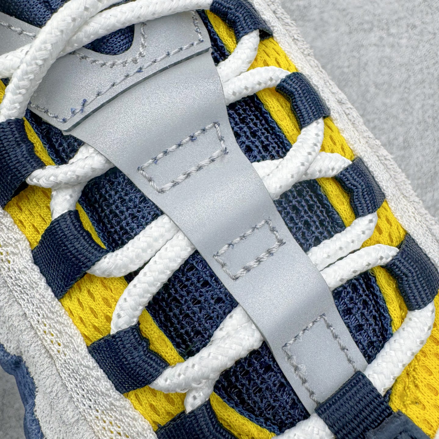 图片[15]-＃GX纯原 Eric Koston x NK Air Max 95 \\\”Obsidian and Speed Yellow\\\” 低帮休闲跑步鞋 男女同款 联名蓝白 HQ8492-400 经典重温 外单专供大厂出品 品质稳定 一百余色 终端操作 鞋款设计灵感源于人体构造 中底设计基于人体的脊柱构造 是整体设计的核心 尼龙孔眼代表了肋骨 而分层式面板和网眼象征着肌肉纤维和肉体组织 Air Max 95采用了两个独立的吹塑成型的Air-Sole单元 并首次在前掌使用可视化气垫设计 Swoosh logo夜当作一个 点符号放在了鞋子的后帮位置 20年的发展让 AIR MAX 95有了不同的故事 20年后再度面向世人的时候 焕然一新的面貌 让人有了另外一种清新脱俗的感觉 尺码：40 40.5 41 42 42.5 43 44 44.5 45 45.5 46 47.5 48.5-选品中心