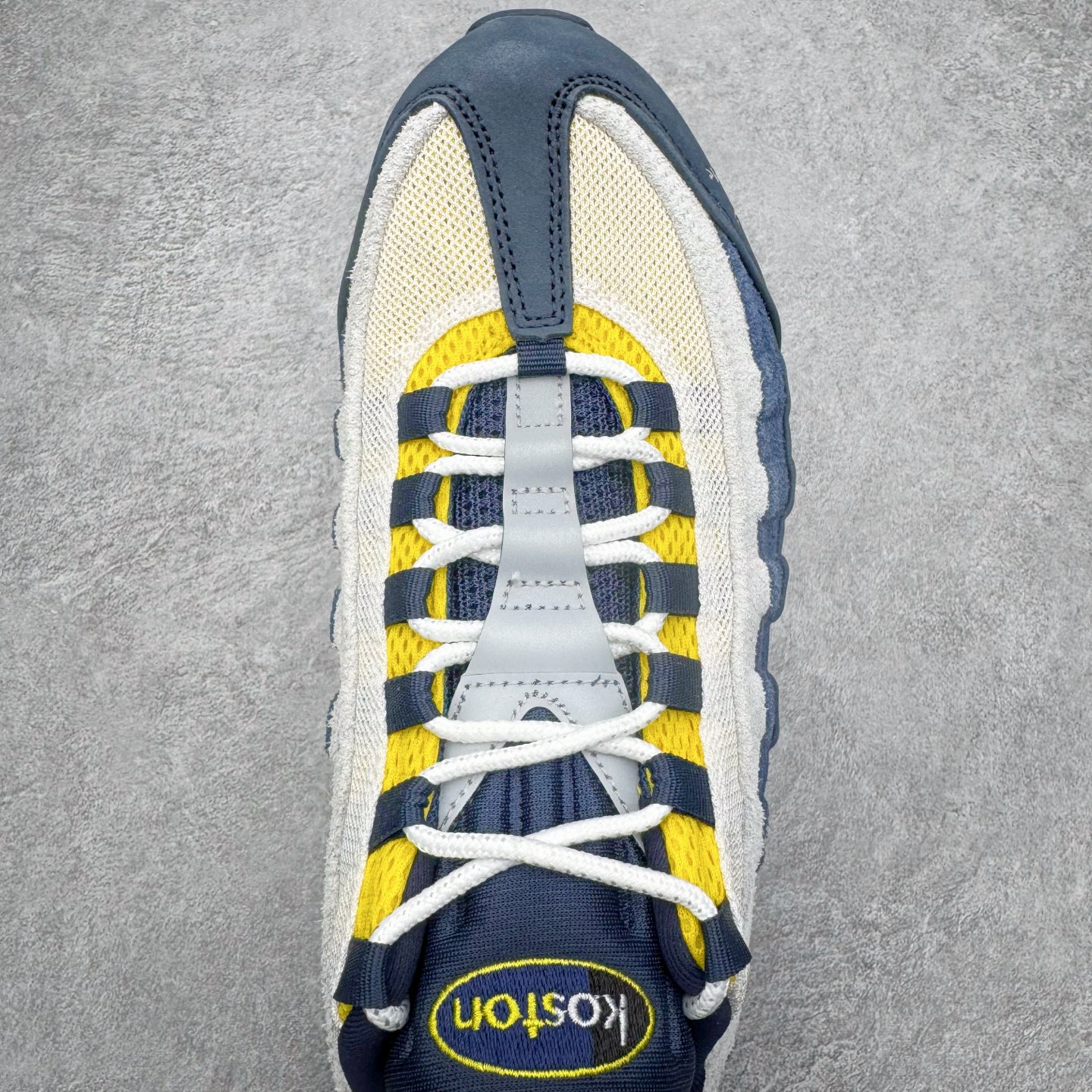图片[4]-＃GX纯原 Eric Koston x NK Air Max 95 \\\”Obsidian and Speed Yellow\\\” 低帮休闲跑步鞋 男女同款 联名蓝白 HQ8492-400 经典重温 外单专供大厂出品 品质稳定 一百余色 终端操作 鞋款设计灵感源于人体构造 中底设计基于人体的脊柱构造 是整体设计的核心 尼龙孔眼代表了肋骨 而分层式面板和网眼象征着肌肉纤维和肉体组织 Air Max 95采用了两个独立的吹塑成型的Air-Sole单元 并首次在前掌使用可视化气垫设计 Swoosh logo夜当作一个 点符号放在了鞋子的后帮位置 20年的发展让 AIR MAX 95有了不同的故事 20年后再度面向世人的时候 焕然一新的面貌 让人有了另外一种清新脱俗的感觉 尺码：40 40.5 41 42 42.5 43 44 44.5 45 45.5 46 47.5 48.5-选品中心