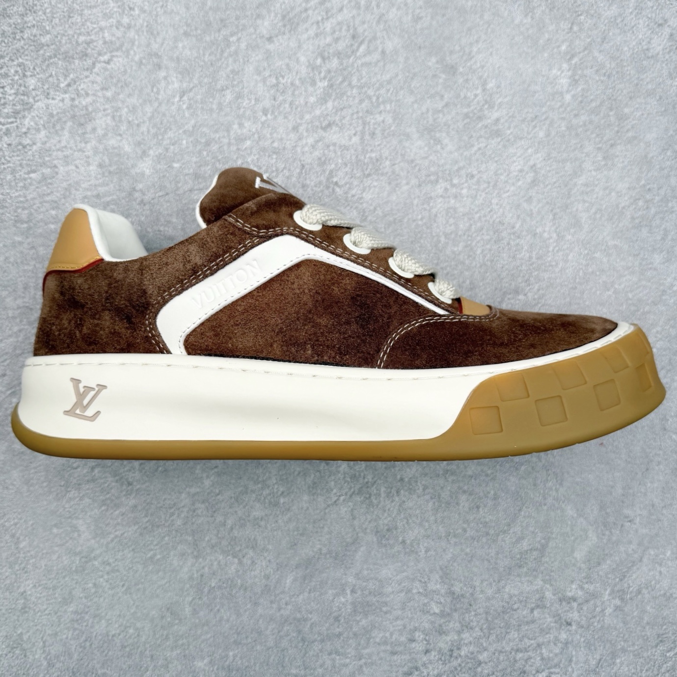 法国巴黎百年奢侈品牌LV路易威登LOUIS VUITTON Tilted Low Sneakers 倾斜系列低帮复古休闲运动文化百搭板鞋 2026早春款板鞋 广东原产#升级原楦型开发纸版#厚实抽屉礼品鞋盒及包装说明书防尘布袋物件(附送官方快递加固牛皮纸外盒!!)#采用Monogram 丹宁布鞋面材质#鞋垫嵌入软脚感EVA物料#后跟耐弯折滴塑支撑片#全新开发TPR光泽组合隔色鞋底❗ 尺码：39 40 41 42 43 44 45-选品中心