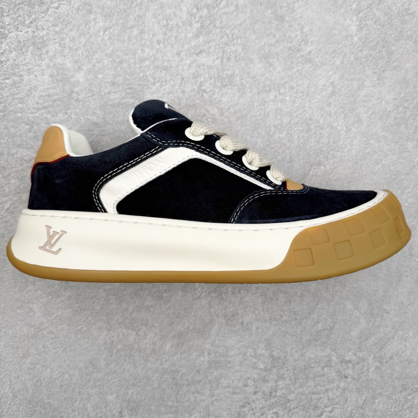 法国巴黎百年奢侈品牌LV路易威登LOUIS VUITTON Tilted Low Sneakers 倾斜系列低帮复古休闲运动文化百搭板鞋 2026早春款板鞋 广东原产#升级原楦型开发纸版#厚实抽屉礼品鞋盒及包装说明书防尘布袋物件(附送官方快递加固牛皮纸外盒!!)#采用Monogram 丹宁布鞋面材质#鞋垫嵌入软脚感EVA物料#后跟耐弯折滴塑支撑片#全新开发TPR光泽组合隔色鞋底❗ 尺码：39 40 41 42 43 44 45-选品中心