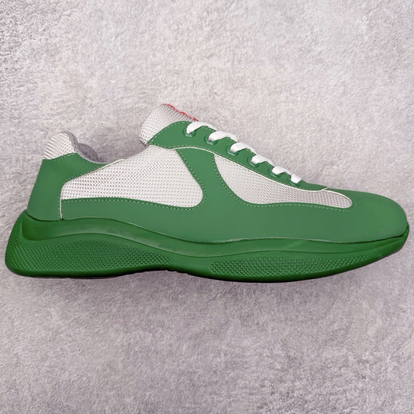 Prada America\'s Cup 普拉达 运动鞋经过重新设计 全新面料和颜色为它注入新的当代精神 这款航海风系带运动鞋 最初在上世纪90年代为LunaRossa船员设计 现在以彩色橡胶和Bike织物重新演绎 Prada LineaRossa徽标彰显经典态度 尺码：36 37 38 39 40 41 42 43 44 45 46 47-选品中心