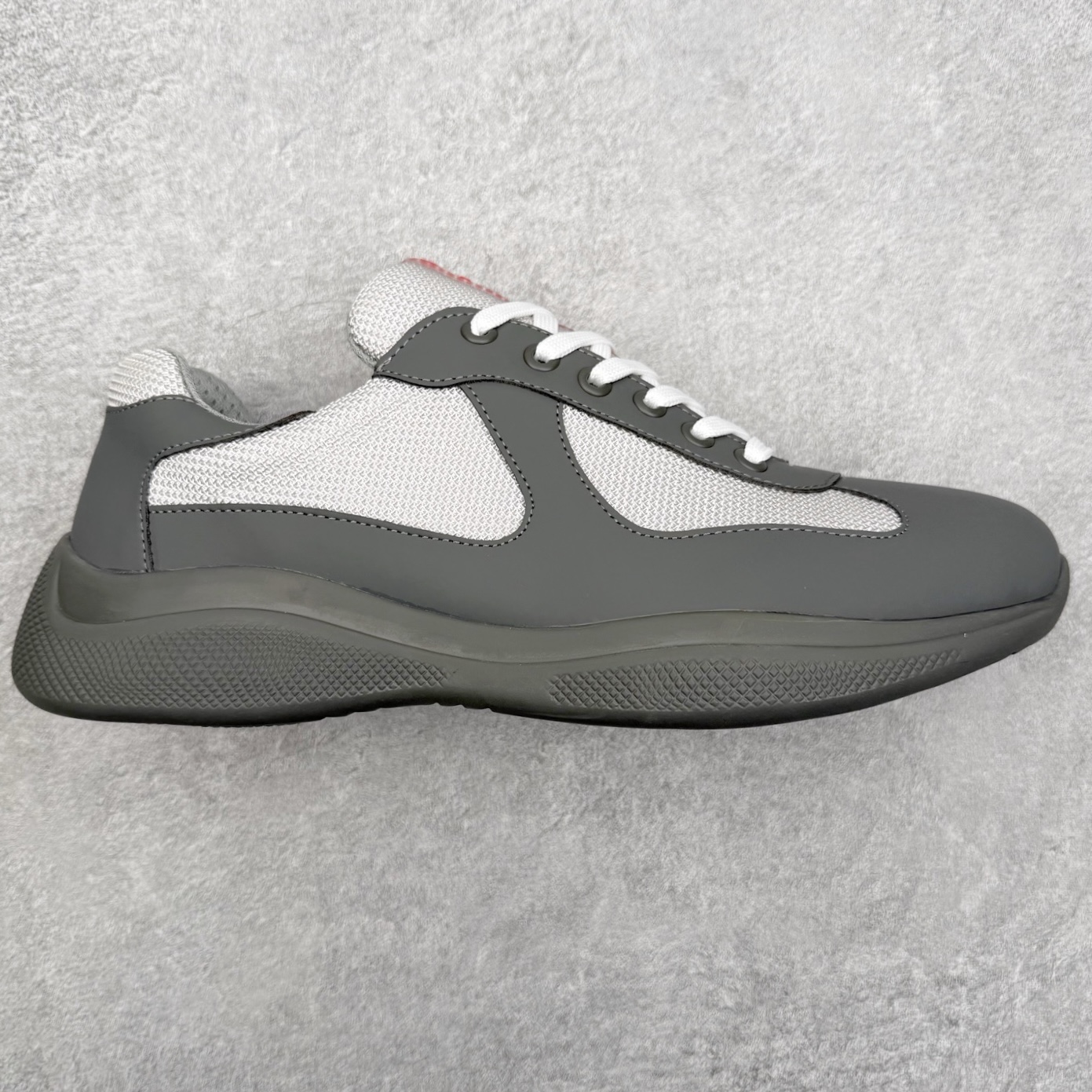 Prada America\'s Cup 普拉达 运动鞋经过重新设计 全新面料和颜色为它注入新的当代精神 这款航海风系带运动鞋 最初在上世纪90年代为LunaRossa船员设计 现在以彩色橡胶和Bike织物重新演绎 Prada LineaRossa徽标彰显经典态度 尺码：36 37 38 39 40 41 42 43 44 45 46 47-选品中心