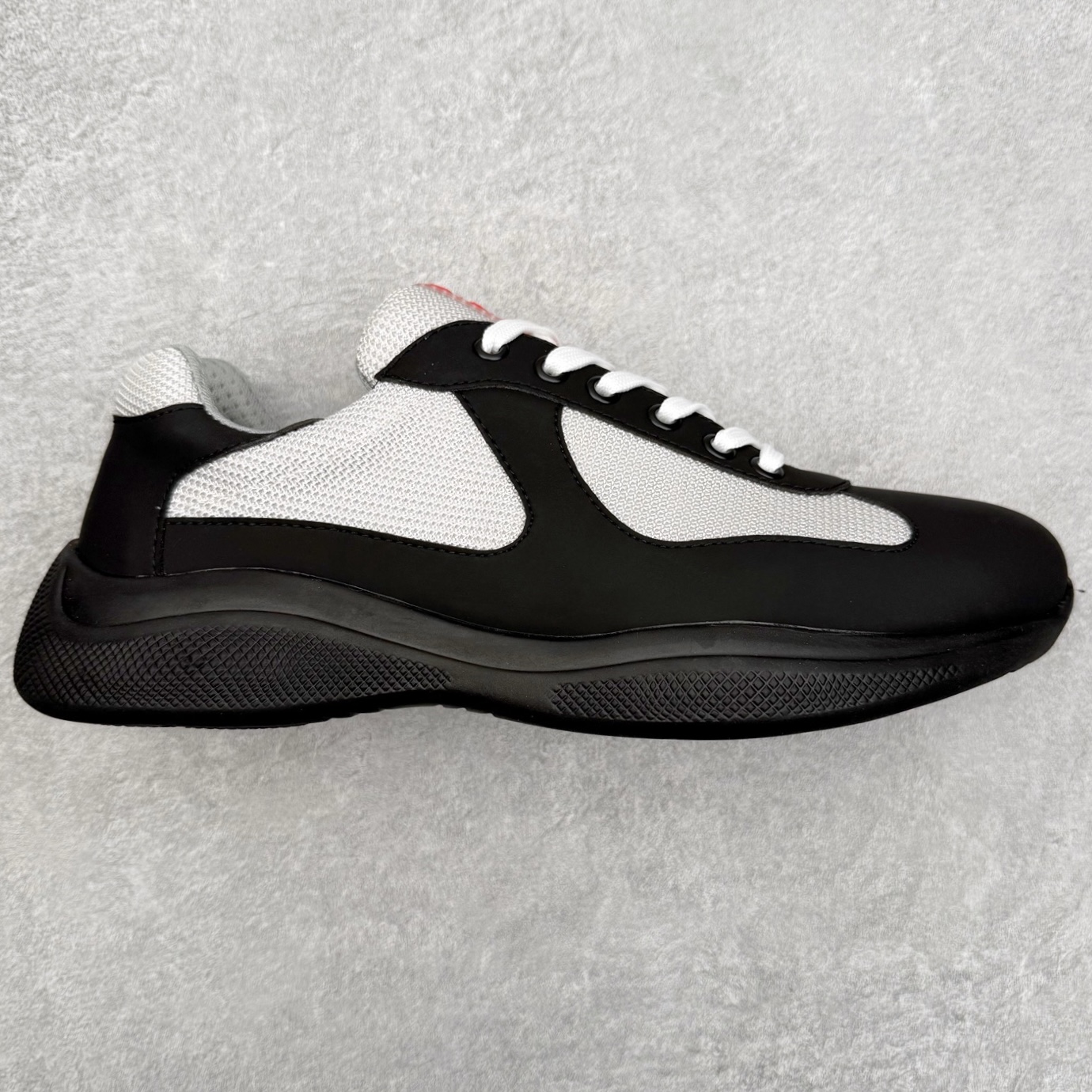 Prada America\'s Cup 普拉达 运动鞋经过重新设计 全新面料和颜色为它注入新的当代精神 这款航海风系带运动鞋 最初在上世纪90年代为LunaRossa船员设计 现在以彩色橡胶和Bike织物重新演绎 Prada LineaRossa徽标彰显经典态度 尺码：36 37 38 39 40 41 42 43 44 45 46 47-选品中心