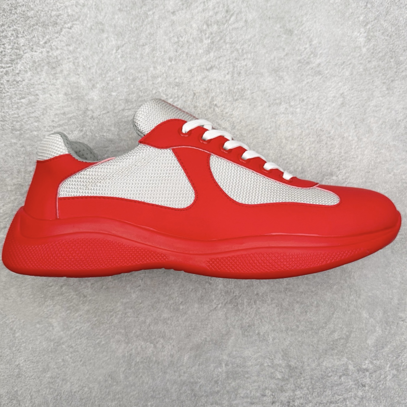 Prada America\'s Cup 普拉达 运动鞋经过重新设计 全新面料和颜色为它注入新的当代精神 这款航海风系带运动鞋 最初在上世纪90年代为LunaRossa船员设计 现在以彩色橡胶和Bike织物重新演绎 Prada LineaRossa徽标彰显经典态度 尺码：36 37 38 39 40 41 42 43 44 45 46 47-选品中心