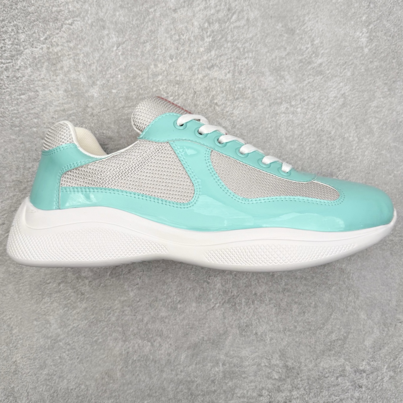 Prada America\'s Cup 普拉达 运动鞋经过重新设计 全新面料和颜色为它注入新的当代精神 这款航海风系带运动鞋 最初在上世纪90年代为LunaRossa船员设计 现在以彩色橡胶和Bike织物重新演绎 Prada LineaRossa徽标彰显经典态度 尺码：36 37 38 39 40 41 42 43 44 45 46 47-选品中心