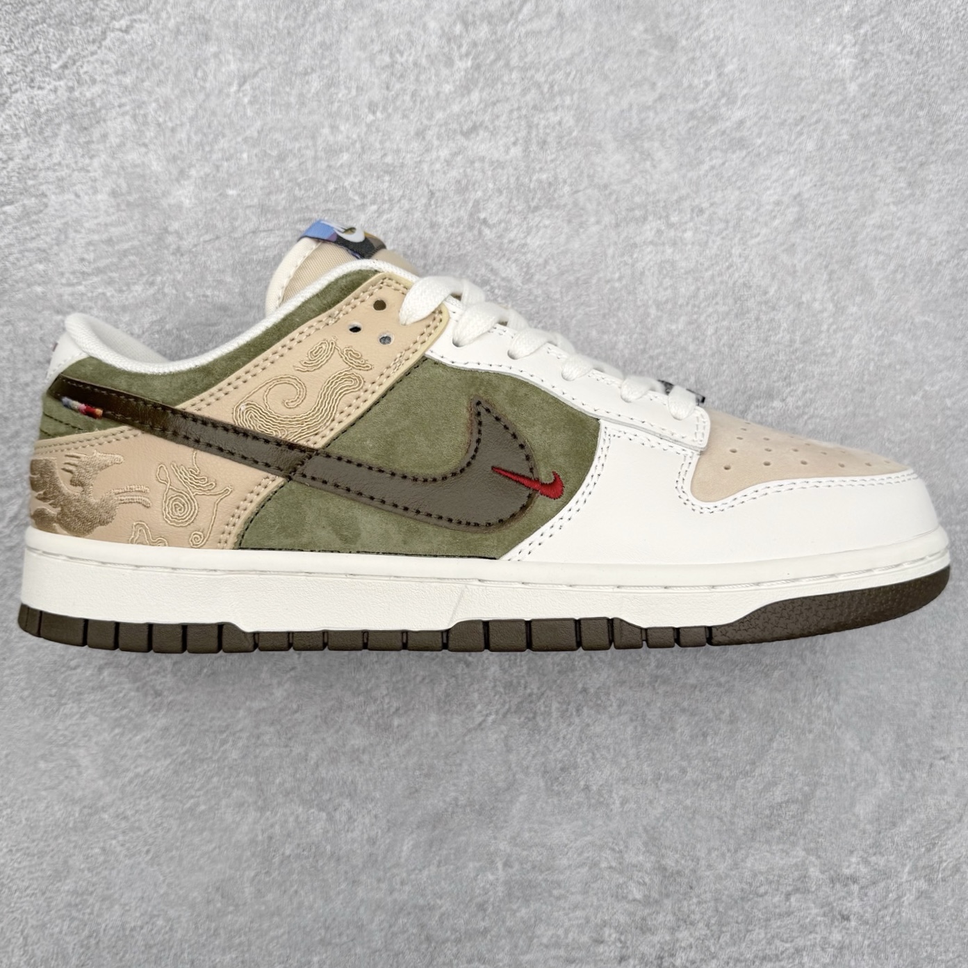 NK Dunk Pegasus Pack CNY 马年限定 舒适贴合 低帮 板鞋 男女同款 米褐色 IQ1118-220 实力大厂出品 新配色陆续开发 利润个位数只为口碑 全套原纸板楦头开发 确保原汁原味 完美呈现DUNK版型 一比一鞋头弧度高度鞋身弧度 此版本只针对中端市场 皮料材质有所更替 其他数据细节工艺流程均保持一致 绝不口嗨 细节品控鞋型随意对比 独家私模官方第六代原厂航空铝磨具打磨大底 鞋头坡度极致还原 无解鞋型 原盒原配 圈内天花板工艺 原厂玻璃冲刀 超高清洁度 全鞋零毛边皮料切割 原厂中底布点胶 中底布拉帮走线遵循公司 尺码：36 36.5 37.5 38 38.5 39 40 40.5 41 42 42.5 43 44 44.5 45 46-选品中心