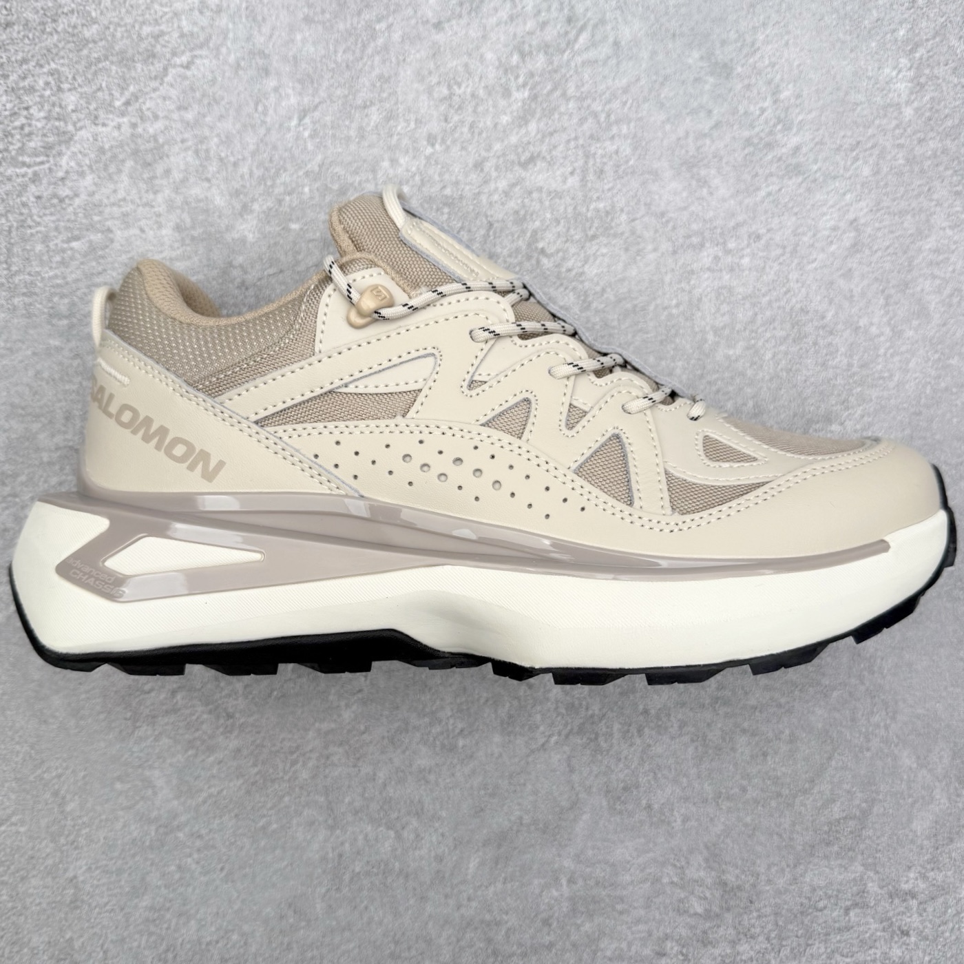 SALOMON萨洛蒙 ODYSSEY ELMT LOW LTR 时尚简约舒适美观 防滑耐磨 低帮 户外功能鞋 男女同款 棕褐色 SALOMON诞生于1947年的法国阿尔卑斯山区，全球知名的户外运动品牌。一直致力于推动滑雪、越野跑等山地运动的发展及产品的进步。其产品设计致力于追求创新和发掘产品的性能极限，帮助喜欢自由的人在山地间不断挑战自我。实拍调校N版已经零色差零失真 百分百还原实物色彩所见即所得 不存在货不对板色差等低级问题 选购参考实物拍摄 不混卖不参货 只用心做好货严格选品 承诺混一赔十 尺码：36 36.5 37.5 38 38.5 39 40 40.5 41 42 42.5 43 44 44.5 45-选品中心