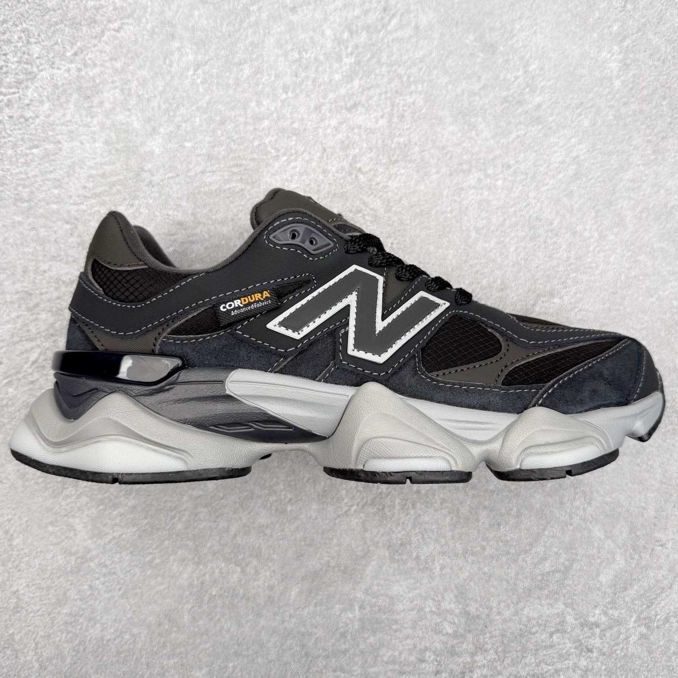 New Balance NB9060 复古运动鞋 新百伦又带来了新鞋型 并且是与芝加哥街头品牌 Joe Freshgoods 的联名款 鞋身主体采用了类似 990 系列的设计风格 与传统复古慢跑鞋区别不大 最大的变化就是鞋底部分 在传统设计的中底外层 增加了多个分区的模块 圆润的线条设计与我们熟悉的 New Balance 风格截然不同 但与同样充满弧形线条的鞋面搭配 看起来毫无违和感 尺码：36-45-选品中心