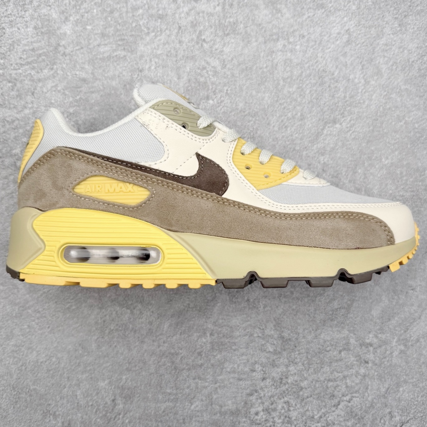 ＃MX版 NK Air MAX 90 气垫复古减震跑步鞋 IB6392-002 经典重温 独家陆续补货 外单专供大厂出品 品质稳定 一百余色 终端操作 Air Max 90于1990年推出 来自Air Max系列 在Air Max 1的基础上改进而得 增加了气垫面积 外型上也更为流线 最特別的就是加入了菱纹塑胶嵌板 为Air Max 90增添了许多潮流气息 皮革鞋面 造就出色耐穿性和支撑力 Max Air缓震配置搭配泡棉中底 令Air Max 90轻盈而舒适 华夫格橡胶外底 铸就Air Max 90非凡的抓地力 而Air Max 90不仅是一双跑鞋 它成功跨越了时间的演进 成为了球鞋文化与潮流圈中最熟为人知的鞋款之一 尺码：36 36.5 37.5 38 38.5 39 40 40.5 41 42 42.5 43 44 44.5 45-选品中心