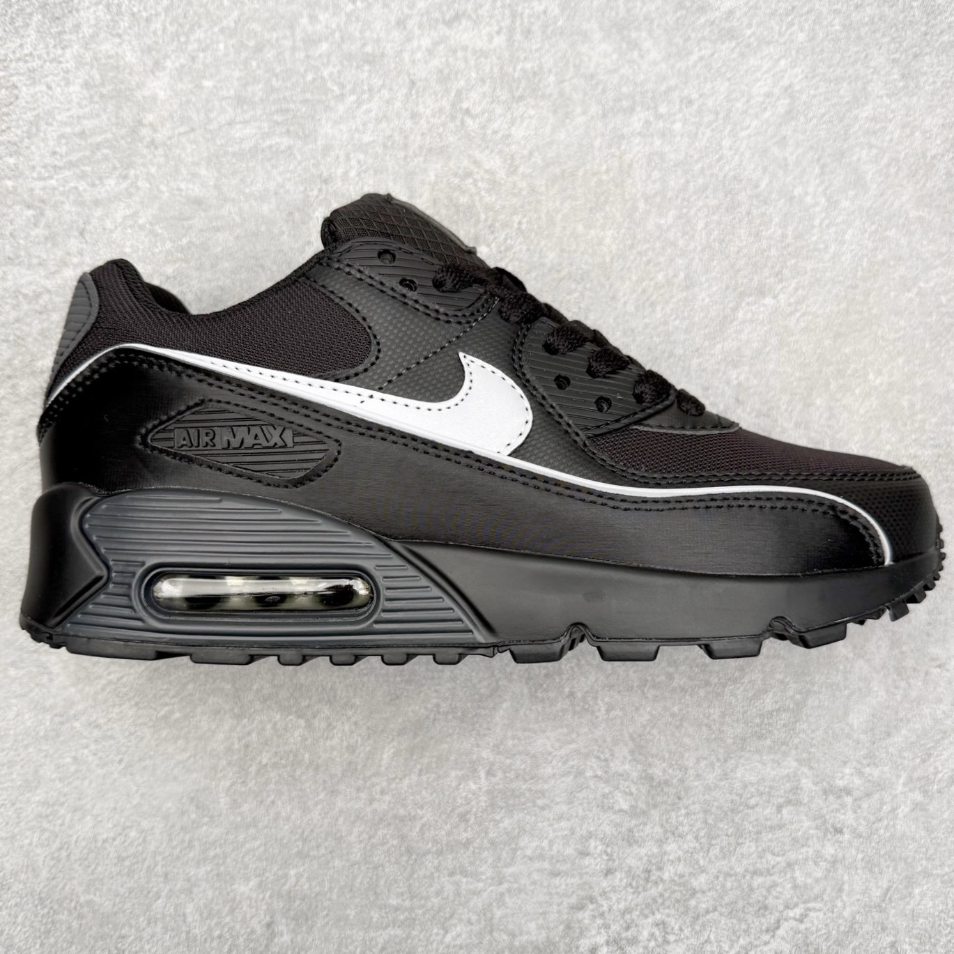 ＃MX版 NK Air MAX 90 气垫复古减震跑步鞋 FV4517-002 经典重温 独家陆续补货 外单专供大厂出品 品质稳定 一百余色 终端操作 Air Max 90于1990年推出 来自Air Max系列 在Air Max 1的基础上改进而得 增加了气垫面积 外型上也更为流线 最特別的就是加入了菱纹塑胶嵌板 为Air Max 90增添了许多潮流气息 皮革鞋面 造就出色耐穿性和支撑力 Max Air缓震配置搭配泡棉中底 令Air Max 90轻盈而舒适 华夫格橡胶外底 铸就Air Max 90非凡的抓地力 而Air Max 90不仅是一双跑鞋 它成功跨越了时间的演进 成为了球鞋文化与潮流圈中最熟为人知的鞋款之一 尺码：36 36.5 37.5 38 38.5 39 40 40.5 41 42 42.5 43 44 44.5 45-选品中心