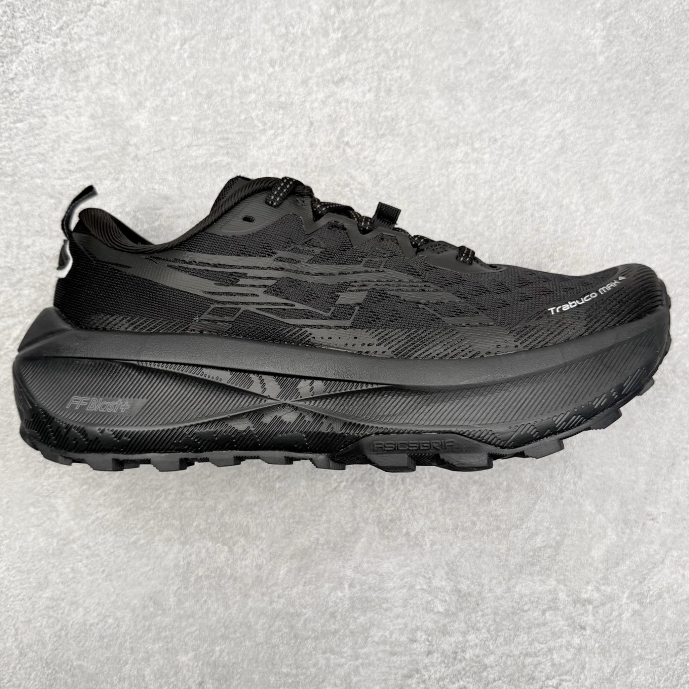 Asics Gel-Trabuco Max 4 舒适缓震轻便竞速 低帮跑步鞋 ASICS（亚瑟士）是日本实业家鬼冢喜八郎创立的跑鞋运动品牌，名字想法源自著名的拉丁谚语“AnimaSana In Corpore Sano”，意为“健全的精神寓于强健的体魄”。正如其名字的含义，ASICS亚瑟士一直坚信保持身体的健康与活力是打造健康快乐的生活方式的最佳途径。亚瑟士的跑鞋、篮球鞋等系列集专业与美貌于一身，拥有极高的热度。2016年，ASICS在“2016年日本最佳全球品牌”排行榜名列第17名。尺码：36 37 37.5 38 39 39.5 40 40.5 41.5 42 42.5 43.5 44 45-选品中心