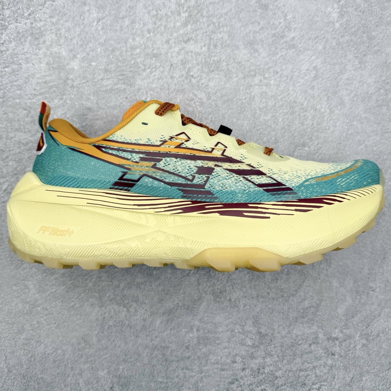 Asics Gel-Trabuco Max 4 舒适缓震轻便竞速 低帮跑步鞋 ASICS（亚瑟士）是日本实业家鬼冢喜八郎创立的跑鞋运动品牌，名字想法源自著名的拉丁谚语“AnimaSana In Corpore Sano”，意为“健全的精神寓于强健的体魄”。正如其名字的含义，ASICS亚瑟士一直坚信保持身体的健康与活力是打造健康快乐的生活方式的最佳途径。亚瑟士的跑鞋、篮球鞋等系列集专业与美貌于一身，拥有极高的热度。2016年，ASICS在“2016年日本最佳全球品牌”排行榜名列第17名。尺码：36 37 37.5 38 39 39.5 40 40.5 41.5 42 42.5 43.5 44 45-选品中心