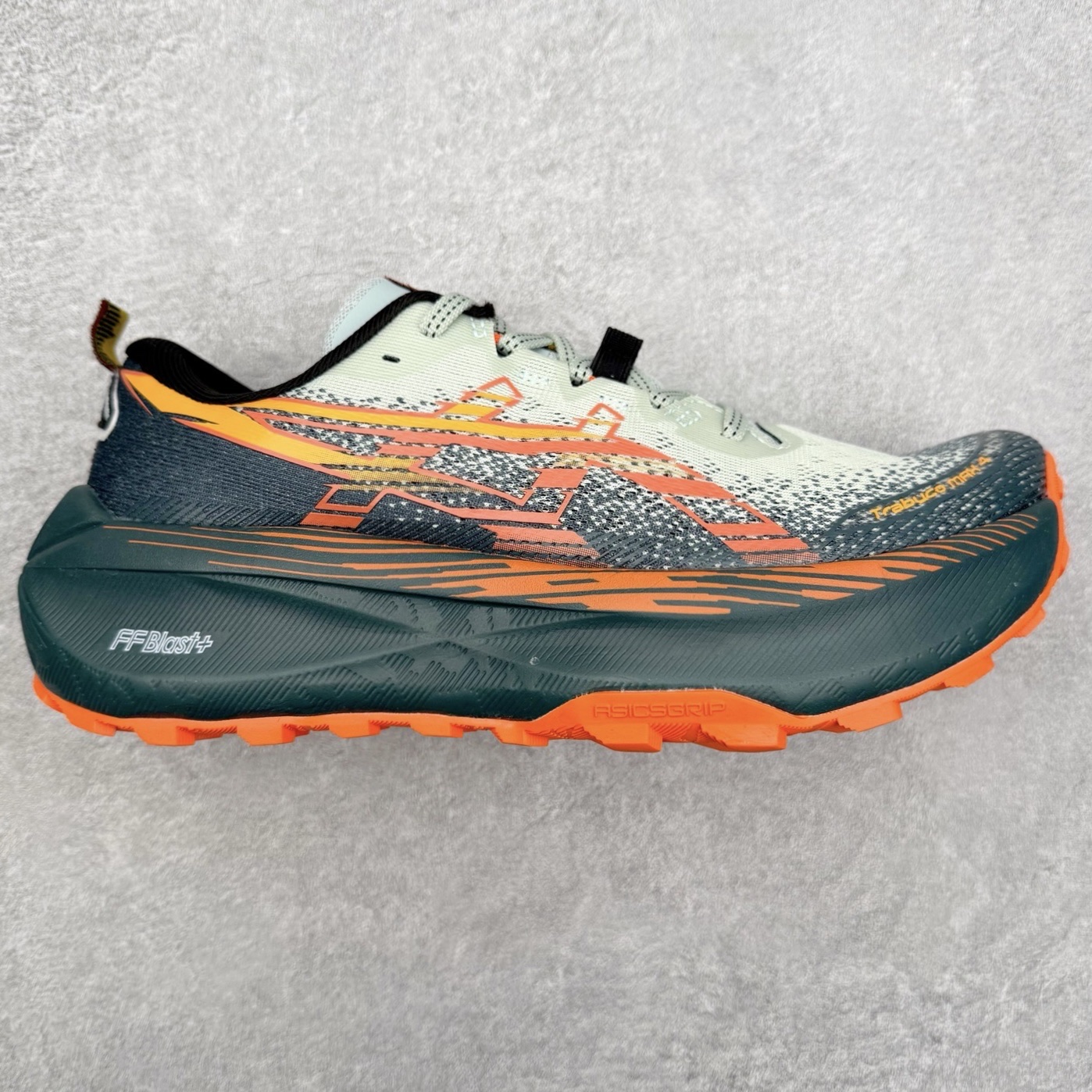 Asics Gel-Trabuco Max 4 舒适缓震轻便竞速 低帮跑步鞋 ASICS（亚瑟士）是日本实业家鬼冢喜八郎创立的跑鞋运动品牌，名字想法源自著名的拉丁谚语“AnimaSana In Corpore Sano”，意为“健全的精神寓于强健的体魄”。正如其名字的含义，ASICS亚瑟士一直坚信保持身体的健康与活力是打造健康快乐的生活方式的最佳途径。亚瑟士的跑鞋、篮球鞋等系列集专业与美貌于一身，拥有极高的热度。2016年，ASICS在“2016年日本最佳全球品牌”排行榜名列第17名。尺码：36 37 37.5 38 39 39.5 40 40.5 41.5 42 42.5 43.5 44 45-选品中心