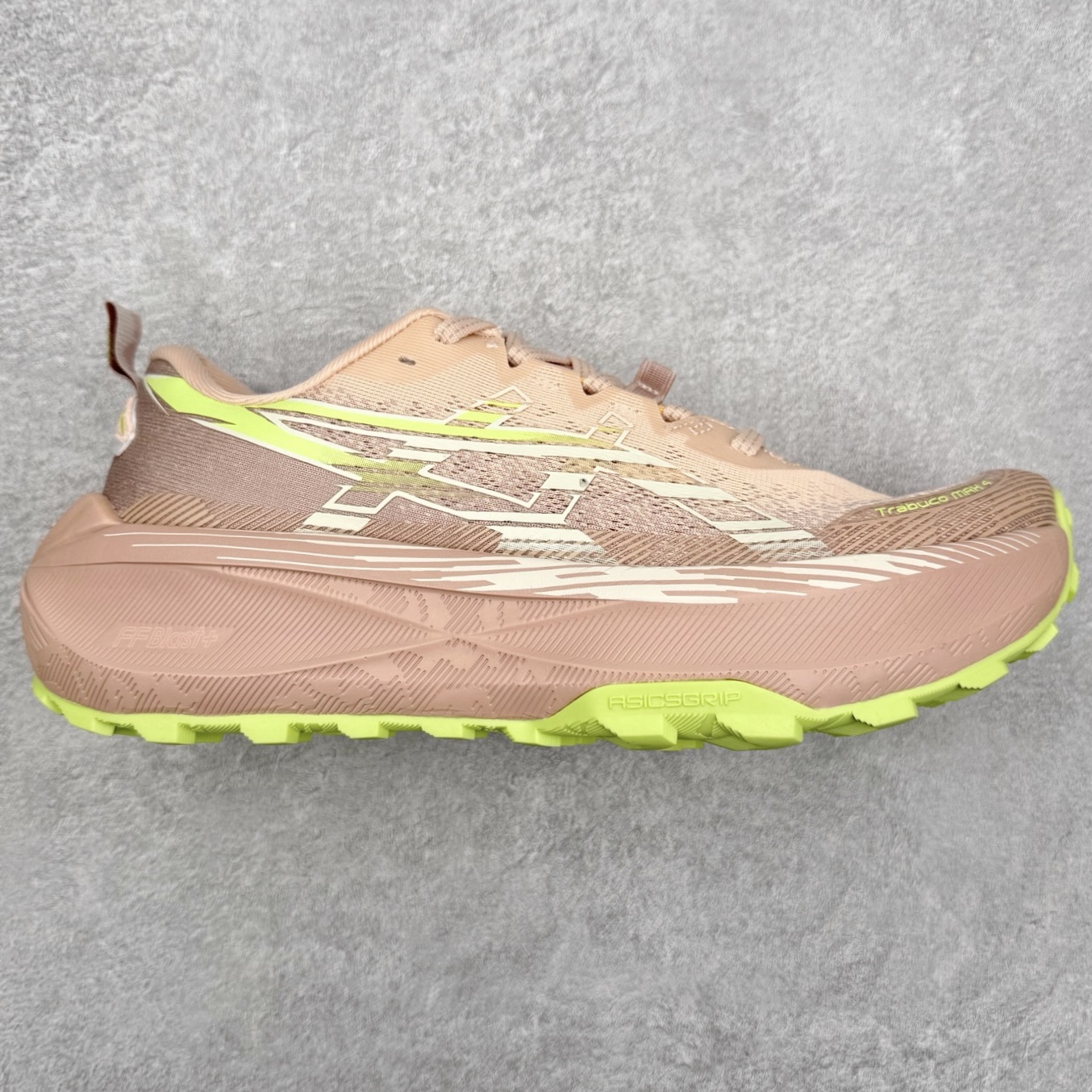 Asics Gel-Trabuco Max 4 舒适缓震轻便竞速 低帮跑步鞋 ASICS（亚瑟士）是日本实业家鬼冢喜八郎创立的跑鞋运动品牌，名字想法源自著名的拉丁谚语“AnimaSana In Corpore Sano”，意为“健全的精神寓于强健的体魄”。正如其名字的含义，ASICS亚瑟士一直坚信保持身体的健康与活力是打造健康快乐的生活方式的最佳途径。亚瑟士的跑鞋、篮球鞋等系列集专业与美貌于一身，拥有极高的热度。2016年，ASICS在“2016年日本最佳全球品牌”排行榜名列第17名。尺码：36 37 37.5 38 39 39.5 40 40.5 41.5 42 42.5 43.5 44 45-选品中心