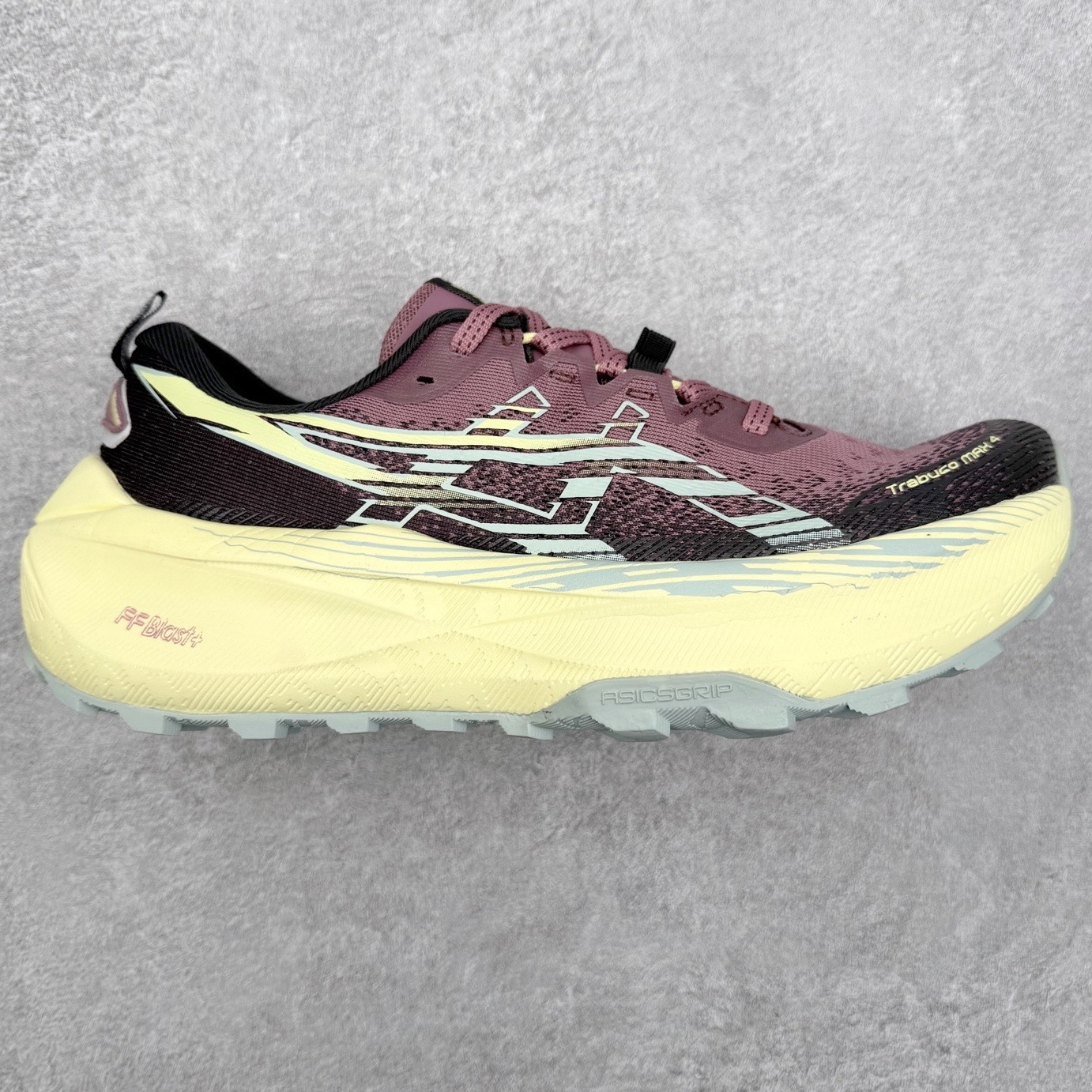 Asics Gel-Trabuco Max 4 舒适缓震轻便竞速 低帮跑步鞋 ASICS（亚瑟士）是日本实业家鬼冢喜八郎创立的跑鞋运动品牌，名字想法源自著名的拉丁谚语“AnimaSana In Corpore Sano”，意为“健全的精神寓于强健的体魄”。正如其名字的含义，ASICS亚瑟士一直坚信保持身体的健康与活力是打造健康快乐的生活方式的最佳途径。亚瑟士的跑鞋、篮球鞋等系列集专业与美貌于一身，拥有极高的热度。2016年，ASICS在“2016年日本最佳全球品牌”排行榜名列第17名。尺码：36 37 37.5 38 39 39.5 40 40.5 41.5 42 42.5 43.5 44 45-选品中心