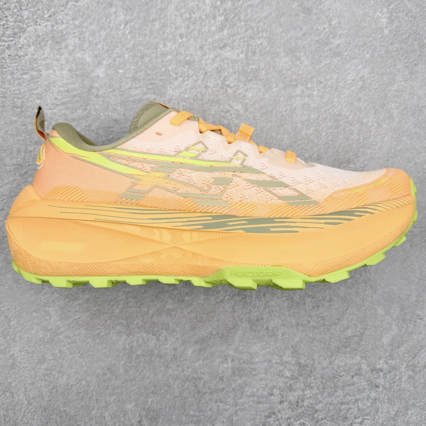 Asics Gel-Trabuco Max 4 舒适缓震轻便竞速 低帮跑步鞋 ASICS（亚瑟士）是日本实业家鬼冢喜八郎创立的跑鞋运动品牌，名字想法源自著名的拉丁谚语“AnimaSana In Corpore Sano”，意为“健全的精神寓于强健的体魄”。正如其名字的含义，ASICS亚瑟士一直坚信保持身体的健康与活力是打造健康快乐的生活方式的最佳途径。亚瑟士的跑鞋、篮球鞋等系列集专业与美貌于一身，拥有极高的热度。2016年，ASICS在“2016年日本最佳全球品牌”排行榜名列第17名。尺码：36 37 37.5 38 39 39.5 40 40.5 41.5 42 42.5 43.5 44 45-选品中心