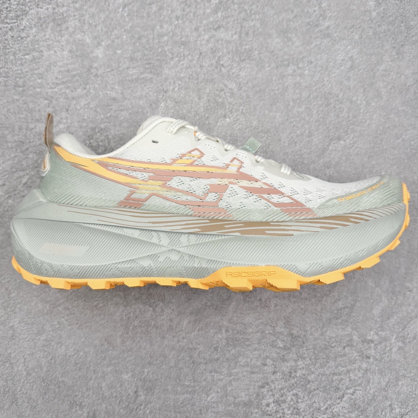 Asics Gel-Trabuco Max 4 舒适缓震轻便竞速 低帮跑步鞋 ASICS（亚瑟士）是日本实业家鬼冢喜八郎创立的跑鞋运动品牌，名字想法源自著名的拉丁谚语“AnimaSana In Corpore Sano”，意为“健全的精神寓于强健的体魄”。正如其名字的含义，ASICS亚瑟士一直坚信保持身体的健康与活力是打造健康快乐的生活方式的最佳途径。亚瑟士的跑鞋、篮球鞋等系列集专业与美貌于一身，拥有极高的热度。2016年，ASICS在“2016年日本最佳全球品牌”排行榜名列第17名。尺码：36 37 37.5 38 39 39.5 40 40.5 41.5 42 42.5 43.5 44 45-选品中心