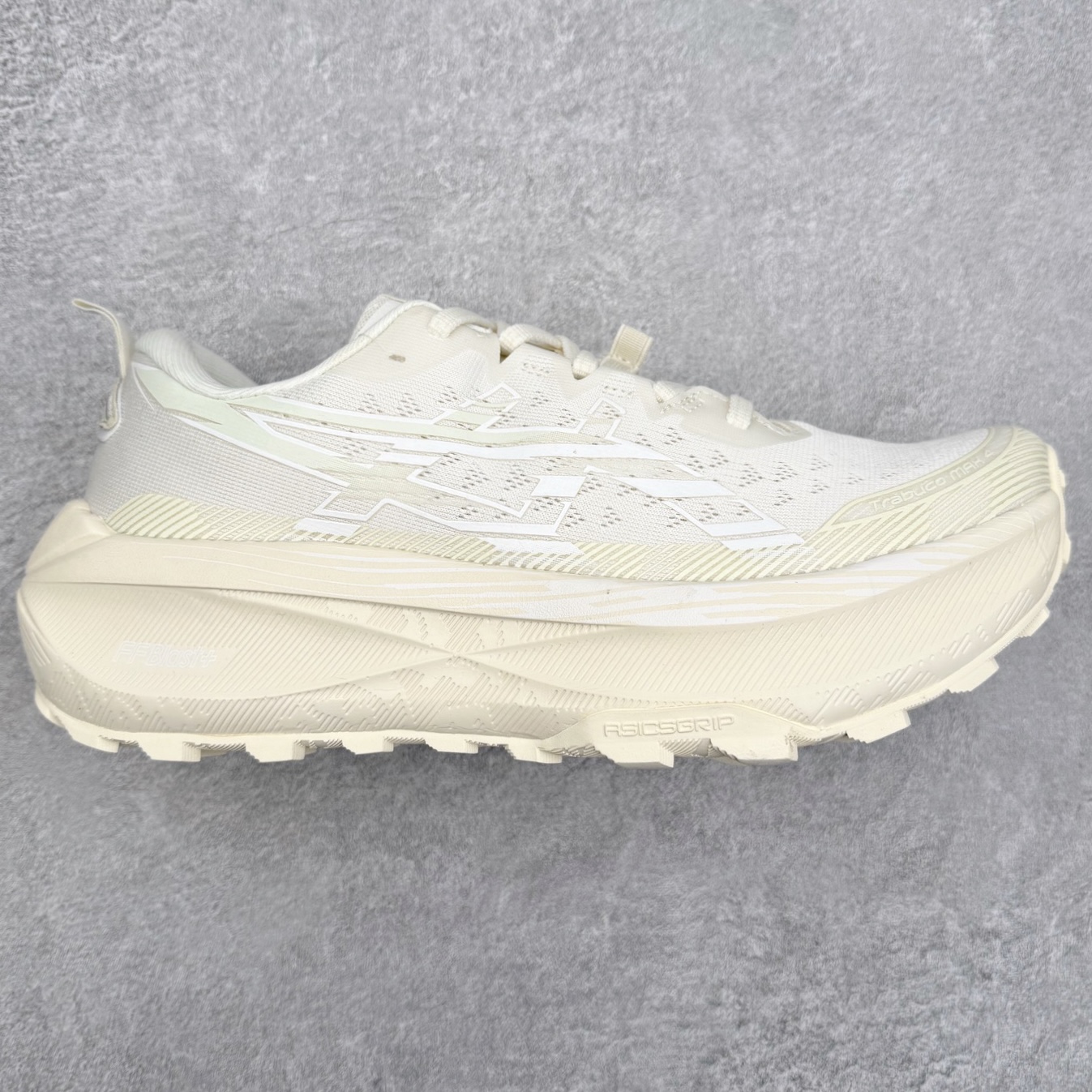 Asics Gel-Trabuco Max 4 舒适缓震轻便竞速 低帮跑步鞋 ASICS（亚瑟士）是日本实业家鬼冢喜八郎创立的跑鞋运动品牌，名字想法源自著名的拉丁谚语“AnimaSana In Corpore Sano”，意为“健全的精神寓于强健的体魄”。正如其名字的含义，ASICS亚瑟士一直坚信保持身体的健康与活力是打造健康快乐的生活方式的最佳途径。亚瑟士的跑鞋、篮球鞋等系列集专业与美貌于一身，拥有极高的热度。2016年，ASICS在“2016年日本最佳全球品牌”排行榜名列第17名。尺码：36 37 37.5 38 39 39.5 40 40.5 41.5 42 42.5 43.5 44 45-选品中心