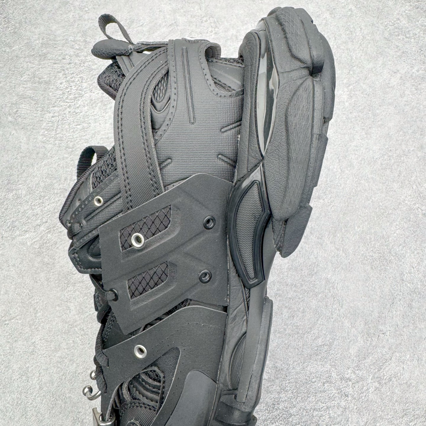 图片[7]-＃VG零售版 BALENCIAGA Track 巴黎世家复古老爹鞋 全套原纸板楦头开发 最原汁原味的灵魂版型 全鞋荧光划线卡点 胶水把控整洁度追求极致完美 每一双都是工艺品 多重QC质检 超越公司货的品控标准 实实在在的免检产品 原盒原配 正确字体电绣 粗细、位置、大小正确 侧边TPU 透气孔匹配意产原版 正确气垫分离大底 TPU软底 原版一致大底LOGO 立体感十足 原厂皮料水洗做旧 采购原厂网纱 该款鞋采用网眼布和尼龙制成 不含皮革 鞋舌饰有Track.2橡胶品牌标识 外侧饰有橡胶品牌标识 泡沫后帮压印品牌标识 外底正面压印BB标识 由176块饰片拼接而成的铰接式鞋面 侧面配金属质感网眼布 内面配有额外金属光泽饰件 包含1副鞋带和1副备用鞋带 后帮配有拉环鞋提 动态鞋底设计 为双脚带来后续的助力 正常尺码 尺码：35 36 37 38 39 40 41 42 43 44 45 46-选品中心