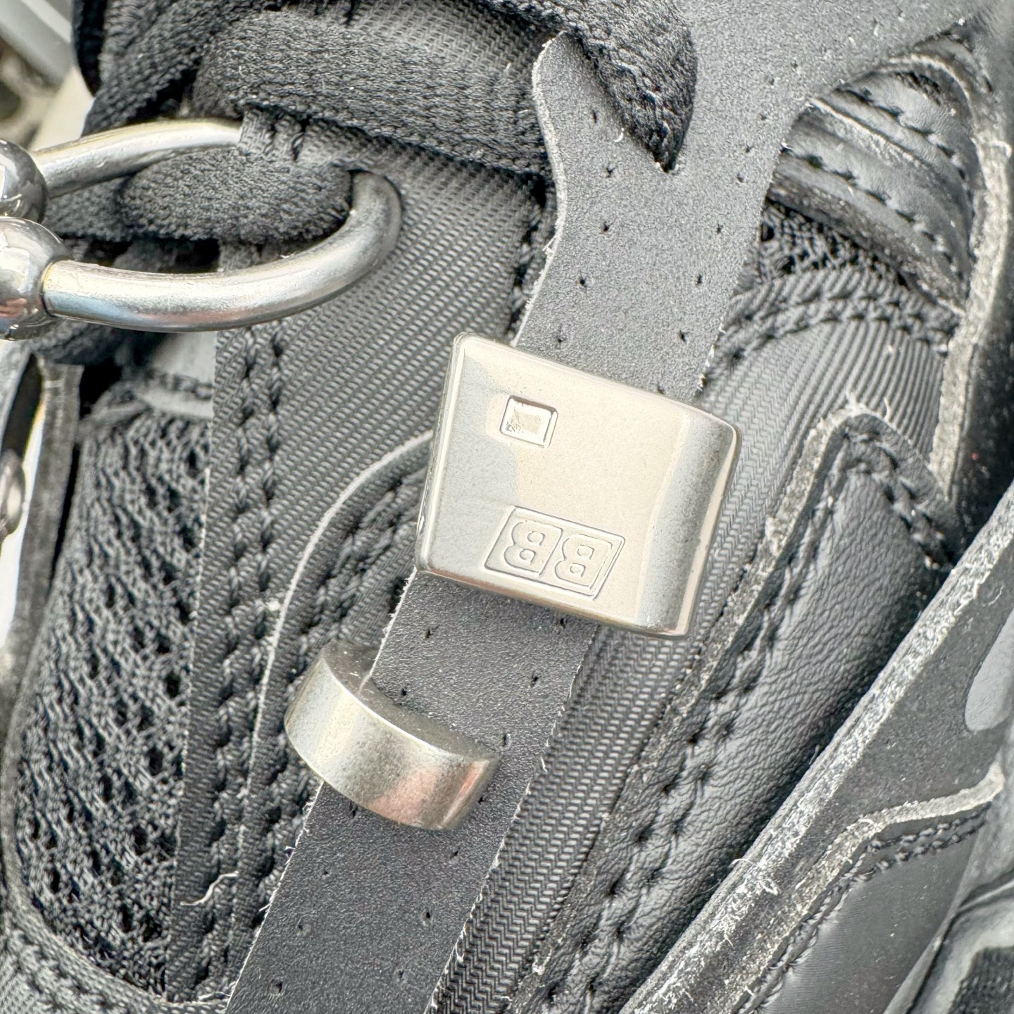 图片[10]-＃VG零售版 BALENCIAGA Track 巴黎世家复古老爹鞋 全套原纸板楦头开发 最原汁原味的灵魂版型 全鞋荧光划线卡点 胶水把控整洁度追求极致完美 每一双都是工艺品 多重QC质检 超越公司货的品控标准 实实在在的免检产品 原盒原配 正确字体电绣 粗细、位置、大小正确 侧边TPU 透气孔匹配意产原版 正确气垫分离大底 TPU软底 原版一致大底LOGO 立体感十足 原厂皮料水洗做旧 采购原厂网纱 该款鞋采用网眼布和尼龙制成 不含皮革 鞋舌饰有Track.2橡胶品牌标识 外侧饰有橡胶品牌标识 泡沫后帮压印品牌标识 外底正面压印BB标识 由176块饰片拼接而成的铰接式鞋面 侧面配金属质感网眼布 内面配有额外金属光泽饰件 包含1副鞋带和1副备用鞋带 后帮配有拉环鞋提 动态鞋底设计 为双脚带来后续的助力 正常尺码 尺码：35 36 37 38 39 40 41 42 43 44 45 46-选品中心