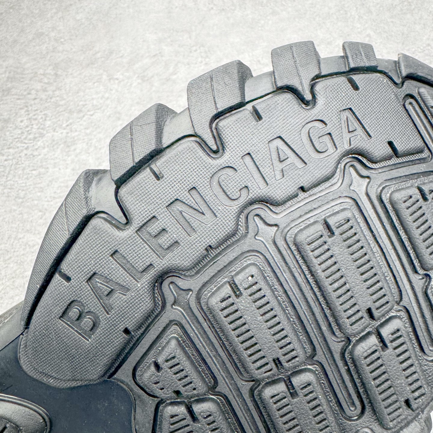 图片[19]-＃VG零售版 BALENCIAGA Track 巴黎世家复古老爹鞋 全套原纸板楦头开发 最原汁原味的灵魂版型 全鞋荧光划线卡点 胶水把控整洁度追求极致完美 每一双都是工艺品 多重QC质检 超越公司货的品控标准 实实在在的免检产品 原盒原配 正确字体电绣 粗细、位置、大小正确 侧边TPU 透气孔匹配意产原版 正确气垫分离大底 TPU软底 原版一致大底LOGO 立体感十足 原厂皮料水洗做旧 采购原厂网纱 该款鞋采用网眼布和尼龙制成 不含皮革 鞋舌饰有Track.2橡胶品牌标识 外侧饰有橡胶品牌标识 泡沫后帮压印品牌标识 外底正面压印BB标识 由176块饰片拼接而成的铰接式鞋面 侧面配金属质感网眼布 内面配有额外金属光泽饰件 包含1副鞋带和1副备用鞋带 后帮配有拉环鞋提 动态鞋底设计 为双脚带来后续的助力 正常尺码 尺码：35 36 37 38 39 40 41 42 43 44 45 46-选品中心