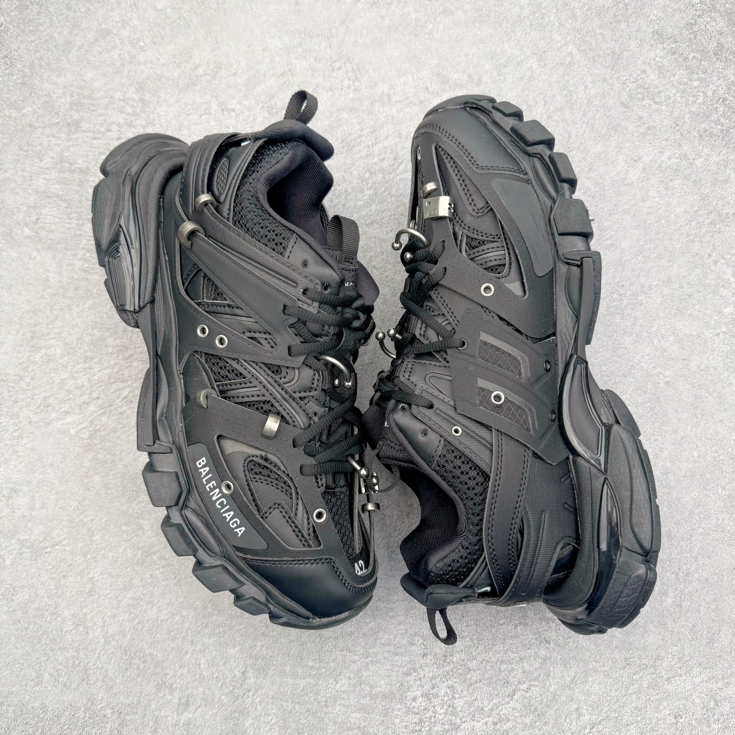 图片[3]-＃VG零售版 BALENCIAGA Track 巴黎世家复古老爹鞋 全套原纸板楦头开发 最原汁原味的灵魂版型 全鞋荧光划线卡点 胶水把控整洁度追求极致完美 每一双都是工艺品 多重QC质检 超越公司货的品控标准 实实在在的免检产品 原盒原配 正确字体电绣 粗细、位置、大小正确 侧边TPU 透气孔匹配意产原版 正确气垫分离大底 TPU软底 原版一致大底LOGO 立体感十足 原厂皮料水洗做旧 采购原厂网纱 该款鞋采用网眼布和尼龙制成 不含皮革 鞋舌饰有Track.2橡胶品牌标识 外侧饰有橡胶品牌标识 泡沫后帮压印品牌标识 外底正面压印BB标识 由176块饰片拼接而成的铰接式鞋面 侧面配金属质感网眼布 内面配有额外金属光泽饰件 包含1副鞋带和1副备用鞋带 后帮配有拉环鞋提 动态鞋底设计 为双脚带来后续的助力 正常尺码 尺码：35 36 37 38 39 40 41 42 43 44 45 46-选品中心