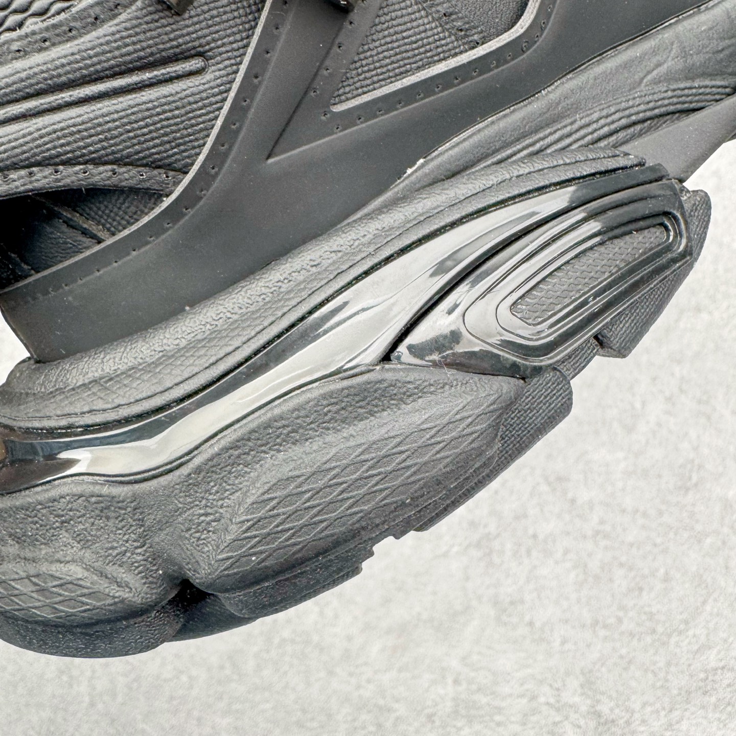 图片[15]-＃VG零售版 BALENCIAGA Track 巴黎世家复古老爹鞋 全套原纸板楦头开发 最原汁原味的灵魂版型 全鞋荧光划线卡点 胶水把控整洁度追求极致完美 每一双都是工艺品 多重QC质检 超越公司货的品控标准 实实在在的免检产品 原盒原配 正确字体电绣 粗细、位置、大小正确 侧边TPU 透气孔匹配意产原版 正确气垫分离大底 TPU软底 原版一致大底LOGO 立体感十足 原厂皮料水洗做旧 采购原厂网纱 该款鞋采用网眼布和尼龙制成 不含皮革 鞋舌饰有Track.2橡胶品牌标识 外侧饰有橡胶品牌标识 泡沫后帮压印品牌标识 外底正面压印BB标识 由176块饰片拼接而成的铰接式鞋面 侧面配金属质感网眼布 内面配有额外金属光泽饰件 包含1副鞋带和1副备用鞋带 后帮配有拉环鞋提 动态鞋底设计 为双脚带来后续的助力 正常尺码 尺码：35 36 37 38 39 40 41 42 43 44 45 46-选品中心