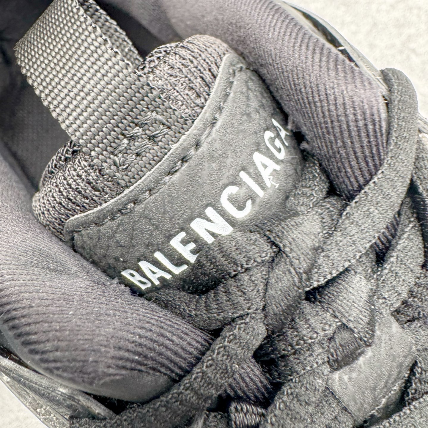 图片[12]-＃VG零售版 BALENCIAGA Track 巴黎世家复古老爹鞋 全套原纸板楦头开发 最原汁原味的灵魂版型 全鞋荧光划线卡点 胶水把控整洁度追求极致完美 每一双都是工艺品 多重QC质检 超越公司货的品控标准 实实在在的免检产品 原盒原配 正确字体电绣 粗细、位置、大小正确 侧边TPU 透气孔匹配意产原版 正确气垫分离大底 TPU软底 原版一致大底LOGO 立体感十足 原厂皮料水洗做旧 采购原厂网纱 该款鞋采用网眼布和尼龙制成 不含皮革 鞋舌饰有Track.2橡胶品牌标识 外侧饰有橡胶品牌标识 泡沫后帮压印品牌标识 外底正面压印BB标识 由176块饰片拼接而成的铰接式鞋面 侧面配金属质感网眼布 内面配有额外金属光泽饰件 包含1副鞋带和1副备用鞋带 后帮配有拉环鞋提 动态鞋底设计 为双脚带来后续的助力 正常尺码 尺码：35 36 37 38 39 40 41 42 43 44 45 46-选品中心