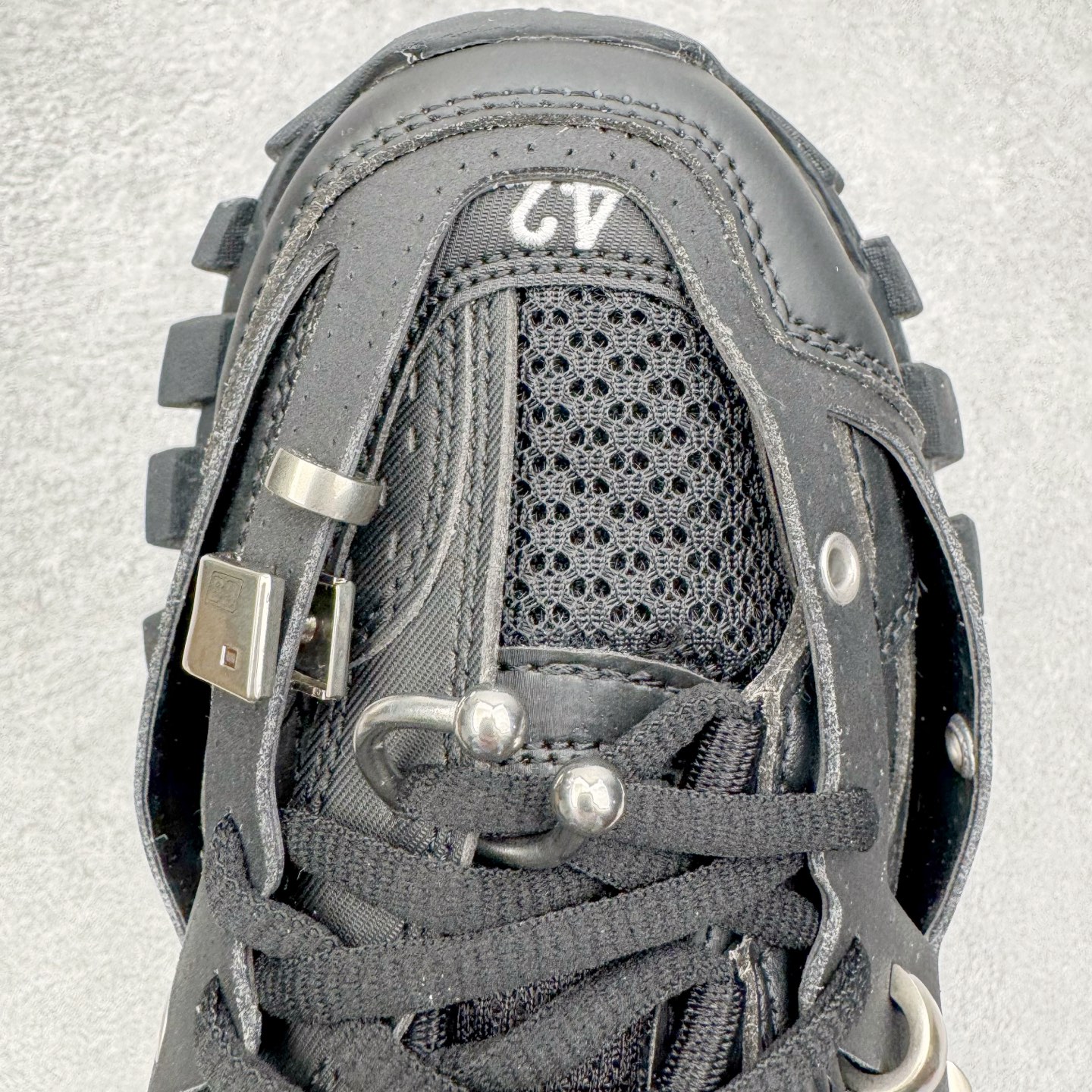 图片[13]-＃VG零售版 BALENCIAGA Track 巴黎世家复古老爹鞋 全套原纸板楦头开发 最原汁原味的灵魂版型 全鞋荧光划线卡点 胶水把控整洁度追求极致完美 每一双都是工艺品 多重QC质检 超越公司货的品控标准 实实在在的免检产品 原盒原配 正确字体电绣 粗细、位置、大小正确 侧边TPU 透气孔匹配意产原版 正确气垫分离大底 TPU软底 原版一致大底LOGO 立体感十足 原厂皮料水洗做旧 采购原厂网纱 该款鞋采用网眼布和尼龙制成 不含皮革 鞋舌饰有Track.2橡胶品牌标识 外侧饰有橡胶品牌标识 泡沫后帮压印品牌标识 外底正面压印BB标识 由176块饰片拼接而成的铰接式鞋面 侧面配金属质感网眼布 内面配有额外金属光泽饰件 包含1副鞋带和1副备用鞋带 后帮配有拉环鞋提 动态鞋底设计 为双脚带来后续的助力 正常尺码 尺码：35 36 37 38 39 40 41 42 43 44 45 46-选品中心