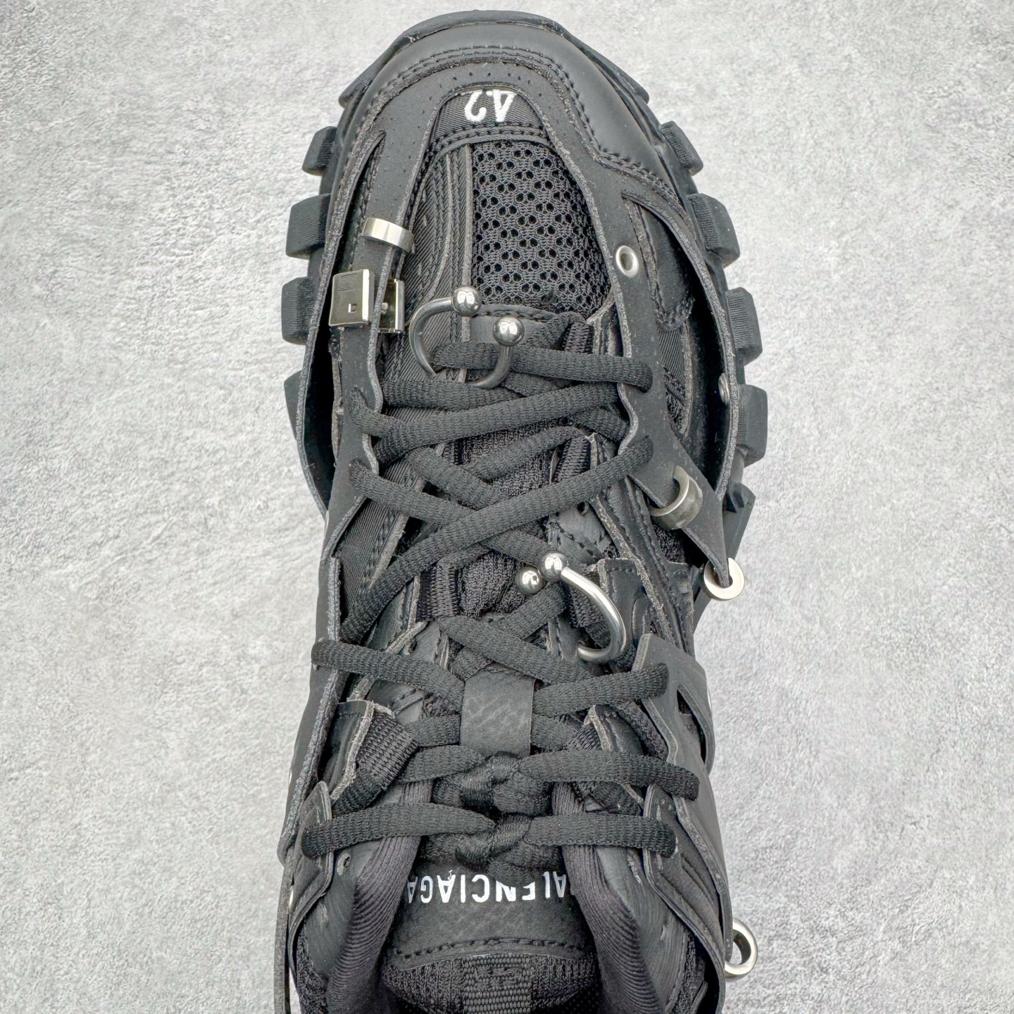 图片[4]-＃VG零售版 BALENCIAGA Track 巴黎世家复古老爹鞋 全套原纸板楦头开发 最原汁原味的灵魂版型 全鞋荧光划线卡点 胶水把控整洁度追求极致完美 每一双都是工艺品 多重QC质检 超越公司货的品控标准 实实在在的免检产品 原盒原配 正确字体电绣 粗细、位置、大小正确 侧边TPU 透气孔匹配意产原版 正确气垫分离大底 TPU软底 原版一致大底LOGO 立体感十足 原厂皮料水洗做旧 采购原厂网纱 该款鞋采用网眼布和尼龙制成 不含皮革 鞋舌饰有Track.2橡胶品牌标识 外侧饰有橡胶品牌标识 泡沫后帮压印品牌标识 外底正面压印BB标识 由176块饰片拼接而成的铰接式鞋面 侧面配金属质感网眼布 内面配有额外金属光泽饰件 包含1副鞋带和1副备用鞋带 后帮配有拉环鞋提 动态鞋底设计 为双脚带来后续的助力 正常尺码 尺码：35 36 37 38 39 40 41 42 43 44 45 46-选品中心