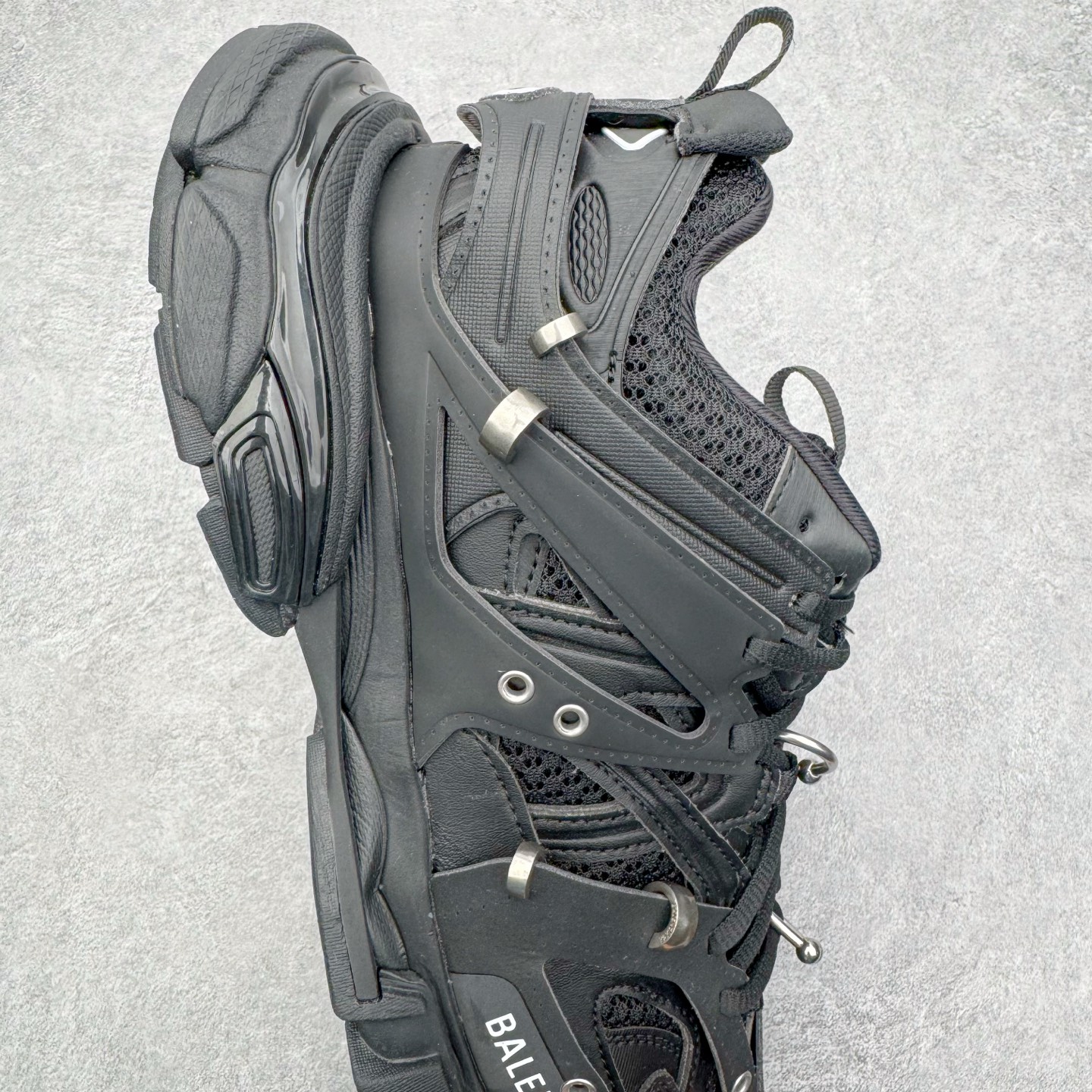 图片[6]-＃VG零售版 BALENCIAGA Track 巴黎世家复古老爹鞋 全套原纸板楦头开发 最原汁原味的灵魂版型 全鞋荧光划线卡点 胶水把控整洁度追求极致完美 每一双都是工艺品 多重QC质检 超越公司货的品控标准 实实在在的免检产品 原盒原配 正确字体电绣 粗细、位置、大小正确 侧边TPU 透气孔匹配意产原版 正确气垫分离大底 TPU软底 原版一致大底LOGO 立体感十足 原厂皮料水洗做旧 采购原厂网纱 该款鞋采用网眼布和尼龙制成 不含皮革 鞋舌饰有Track.2橡胶品牌标识 外侧饰有橡胶品牌标识 泡沫后帮压印品牌标识 外底正面压印BB标识 由176块饰片拼接而成的铰接式鞋面 侧面配金属质感网眼布 内面配有额外金属光泽饰件 包含1副鞋带和1副备用鞋带 后帮配有拉环鞋提 动态鞋底设计 为双脚带来后续的助力 正常尺码 尺码：35 36 37 38 39 40 41 42 43 44 45 46-选品中心