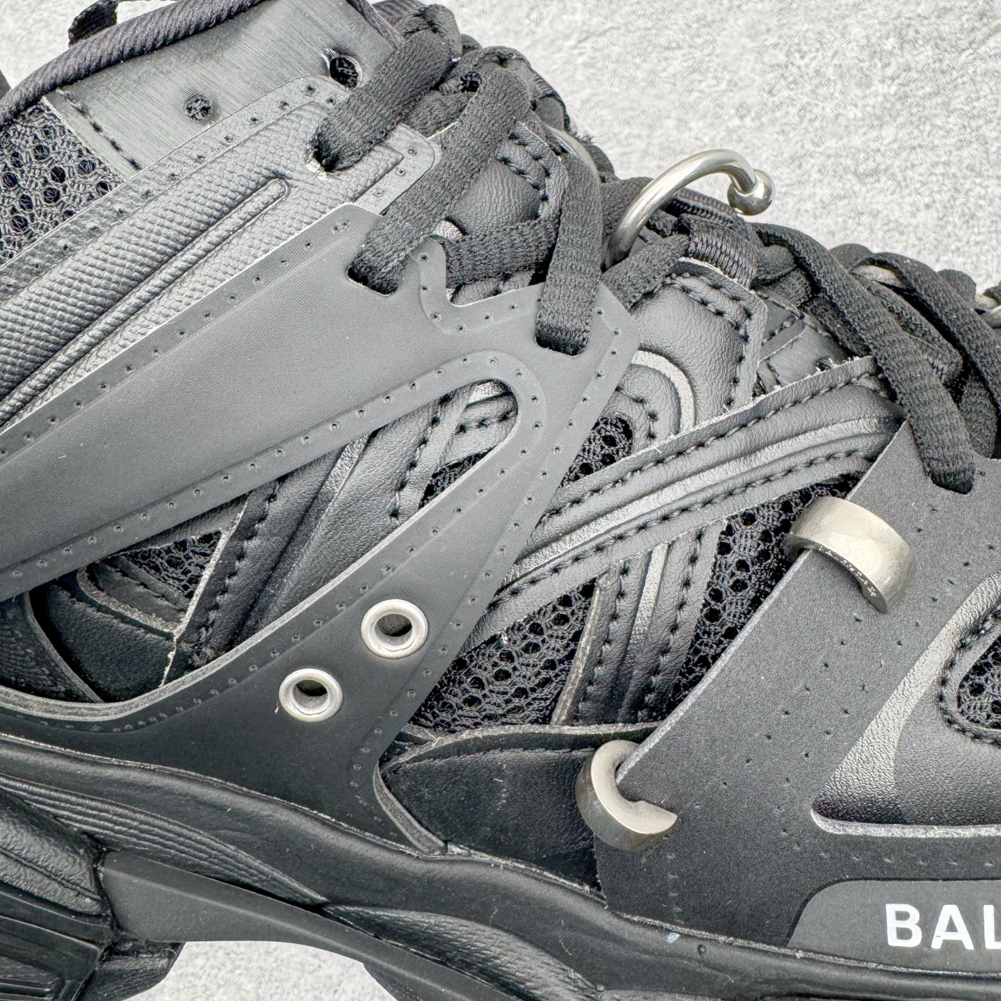 图片[17]-＃VG零售版 BALENCIAGA Track 巴黎世家复古老爹鞋 全套原纸板楦头开发 最原汁原味的灵魂版型 全鞋荧光划线卡点 胶水把控整洁度追求极致完美 每一双都是工艺品 多重QC质检 超越公司货的品控标准 实实在在的免检产品 原盒原配 正确字体电绣 粗细、位置、大小正确 侧边TPU 透气孔匹配意产原版 正确气垫分离大底 TPU软底 原版一致大底LOGO 立体感十足 原厂皮料水洗做旧 采购原厂网纱 该款鞋采用网眼布和尼龙制成 不含皮革 鞋舌饰有Track.2橡胶品牌标识 外侧饰有橡胶品牌标识 泡沫后帮压印品牌标识 外底正面压印BB标识 由176块饰片拼接而成的铰接式鞋面 侧面配金属质感网眼布 内面配有额外金属光泽饰件 包含1副鞋带和1副备用鞋带 后帮配有拉环鞋提 动态鞋底设计 为双脚带来后续的助力 正常尺码 尺码：35 36 37 38 39 40 41 42 43 44 45 46-选品中心