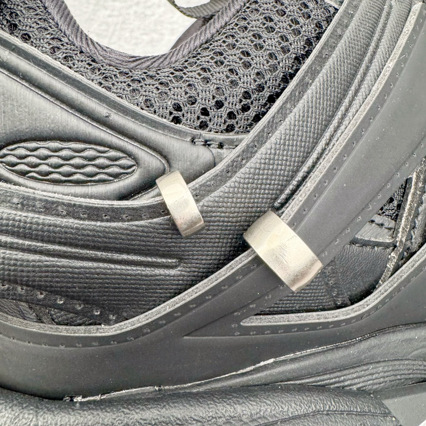 图片[16]-＃VG零售版 BALENCIAGA Track 巴黎世家复古老爹鞋 全套原纸板楦头开发 最原汁原味的灵魂版型 全鞋荧光划线卡点 胶水把控整洁度追求极致完美 每一双都是工艺品 多重QC质检 超越公司货的品控标准 实实在在的免检产品 原盒原配 正确字体电绣 粗细、位置、大小正确 侧边TPU 透气孔匹配意产原版 正确气垫分离大底 TPU软底 原版一致大底LOGO 立体感十足 原厂皮料水洗做旧 采购原厂网纱 该款鞋采用网眼布和尼龙制成 不含皮革 鞋舌饰有Track.2橡胶品牌标识 外侧饰有橡胶品牌标识 泡沫后帮压印品牌标识 外底正面压印BB标识 由176块饰片拼接而成的铰接式鞋面 侧面配金属质感网眼布 内面配有额外金属光泽饰件 包含1副鞋带和1副备用鞋带 后帮配有拉环鞋提 动态鞋底设计 为双脚带来后续的助力 正常尺码 尺码：35 36 37 38 39 40 41 42 43 44 45 46-选品中心