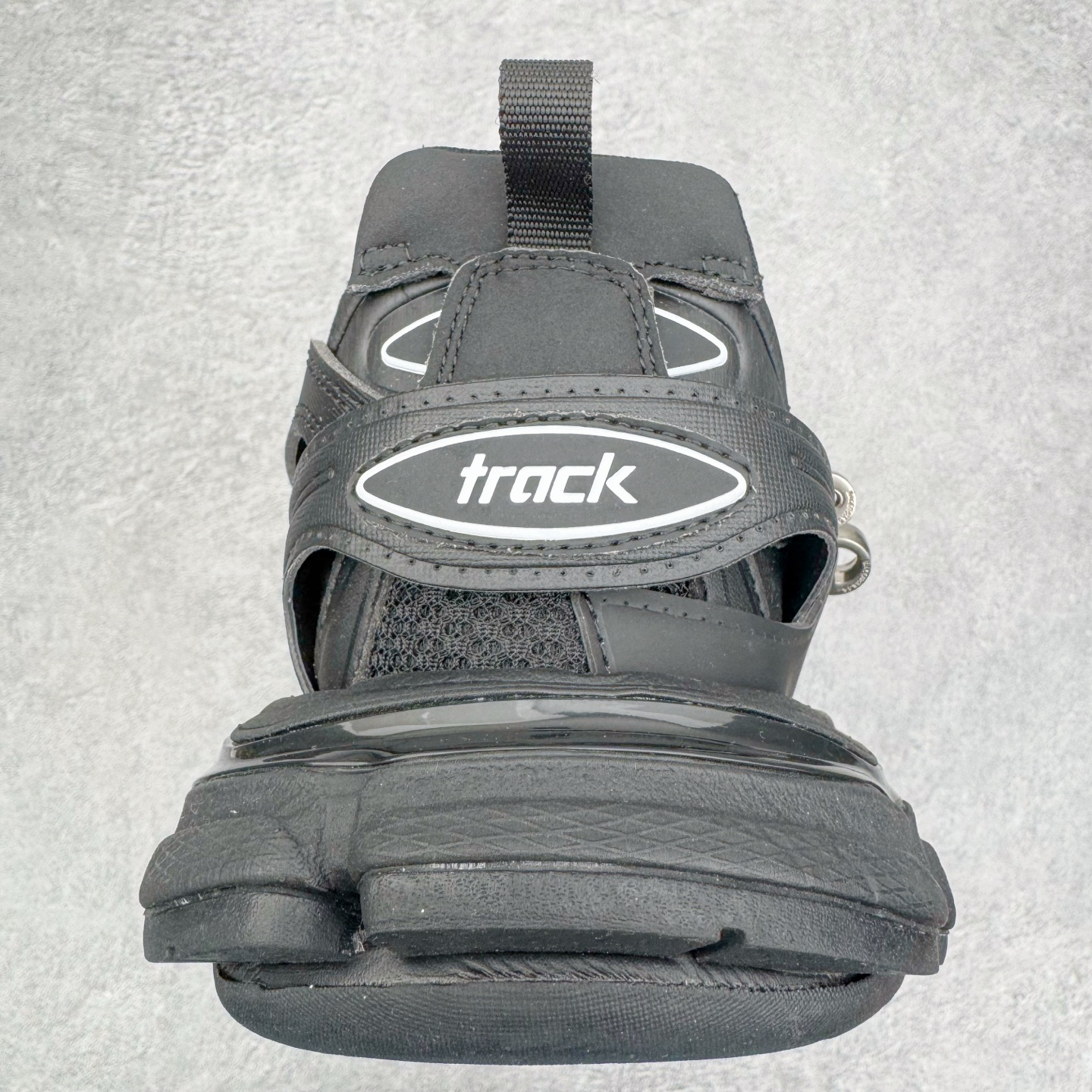 图片[8]-＃VG零售版 BALENCIAGA Track 巴黎世家复古老爹鞋 全套原纸板楦头开发 最原汁原味的灵魂版型 全鞋荧光划线卡点 胶水把控整洁度追求极致完美 每一双都是工艺品 多重QC质检 超越公司货的品控标准 实实在在的免检产品 原盒原配 正确字体电绣 粗细、位置、大小正确 侧边TPU 透气孔匹配意产原版 正确气垫分离大底 TPU软底 原版一致大底LOGO 立体感十足 原厂皮料水洗做旧 采购原厂网纱 该款鞋采用网眼布和尼龙制成 不含皮革 鞋舌饰有Track.2橡胶品牌标识 外侧饰有橡胶品牌标识 泡沫后帮压印品牌标识 外底正面压印BB标识 由176块饰片拼接而成的铰接式鞋面 侧面配金属质感网眼布 内面配有额外金属光泽饰件 包含1副鞋带和1副备用鞋带 后帮配有拉环鞋提 动态鞋底设计 为双脚带来后续的助力 正常尺码 尺码：35 36 37 38 39 40 41 42 43 44 45 46-选品中心