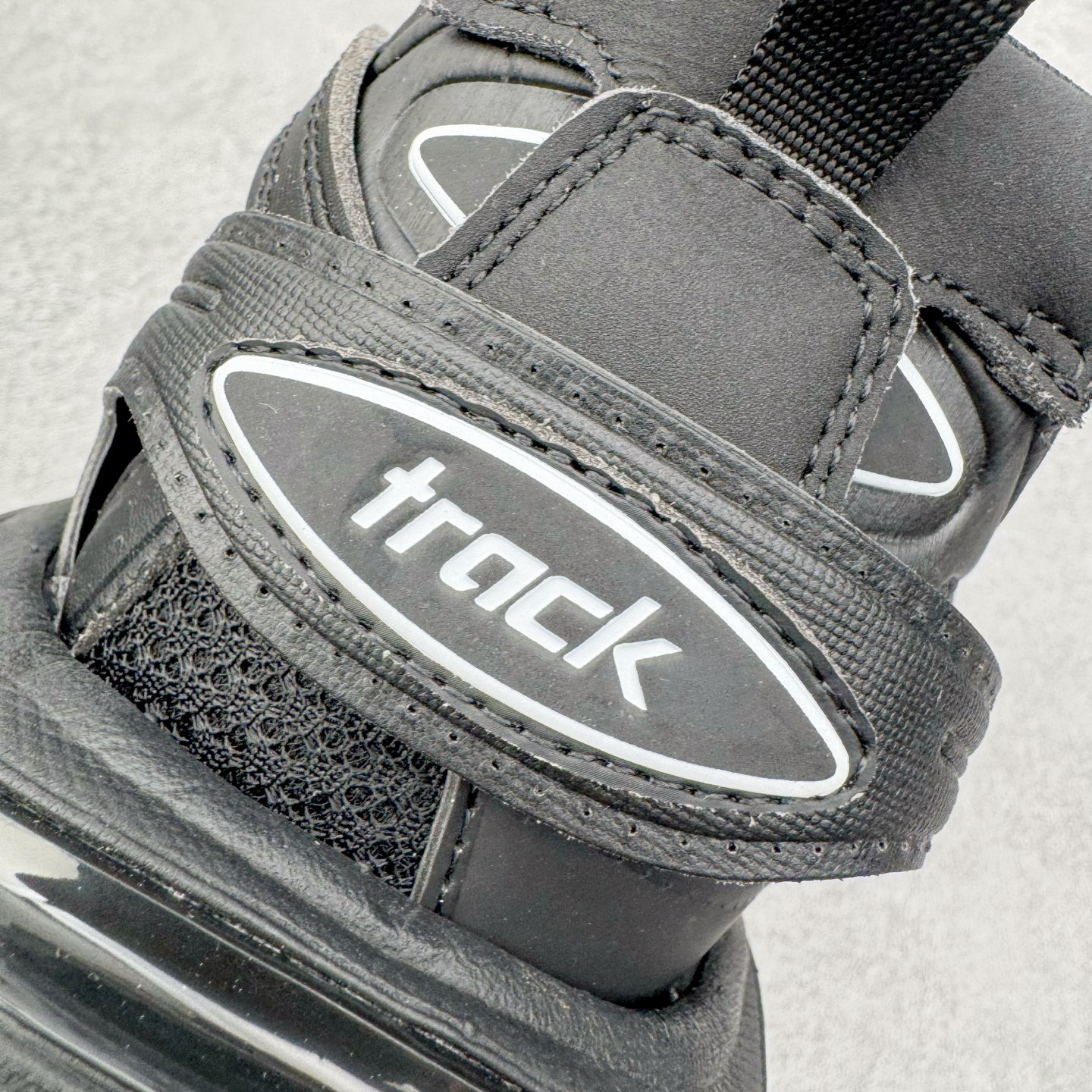 图片[14]-＃VG零售版 BALENCIAGA Track 巴黎世家复古老爹鞋 全套原纸板楦头开发 最原汁原味的灵魂版型 全鞋荧光划线卡点 胶水把控整洁度追求极致完美 每一双都是工艺品 多重QC质检 超越公司货的品控标准 实实在在的免检产品 原盒原配 正确字体电绣 粗细、位置、大小正确 侧边TPU 透气孔匹配意产原版 正确气垫分离大底 TPU软底 原版一致大底LOGO 立体感十足 原厂皮料水洗做旧 采购原厂网纱 该款鞋采用网眼布和尼龙制成 不含皮革 鞋舌饰有Track.2橡胶品牌标识 外侧饰有橡胶品牌标识 泡沫后帮压印品牌标识 外底正面压印BB标识 由176块饰片拼接而成的铰接式鞋面 侧面配金属质感网眼布 内面配有额外金属光泽饰件 包含1副鞋带和1副备用鞋带 后帮配有拉环鞋提 动态鞋底设计 为双脚带来后续的助力 正常尺码 尺码：35 36 37 38 39 40 41 42 43 44 45 46-选品中心