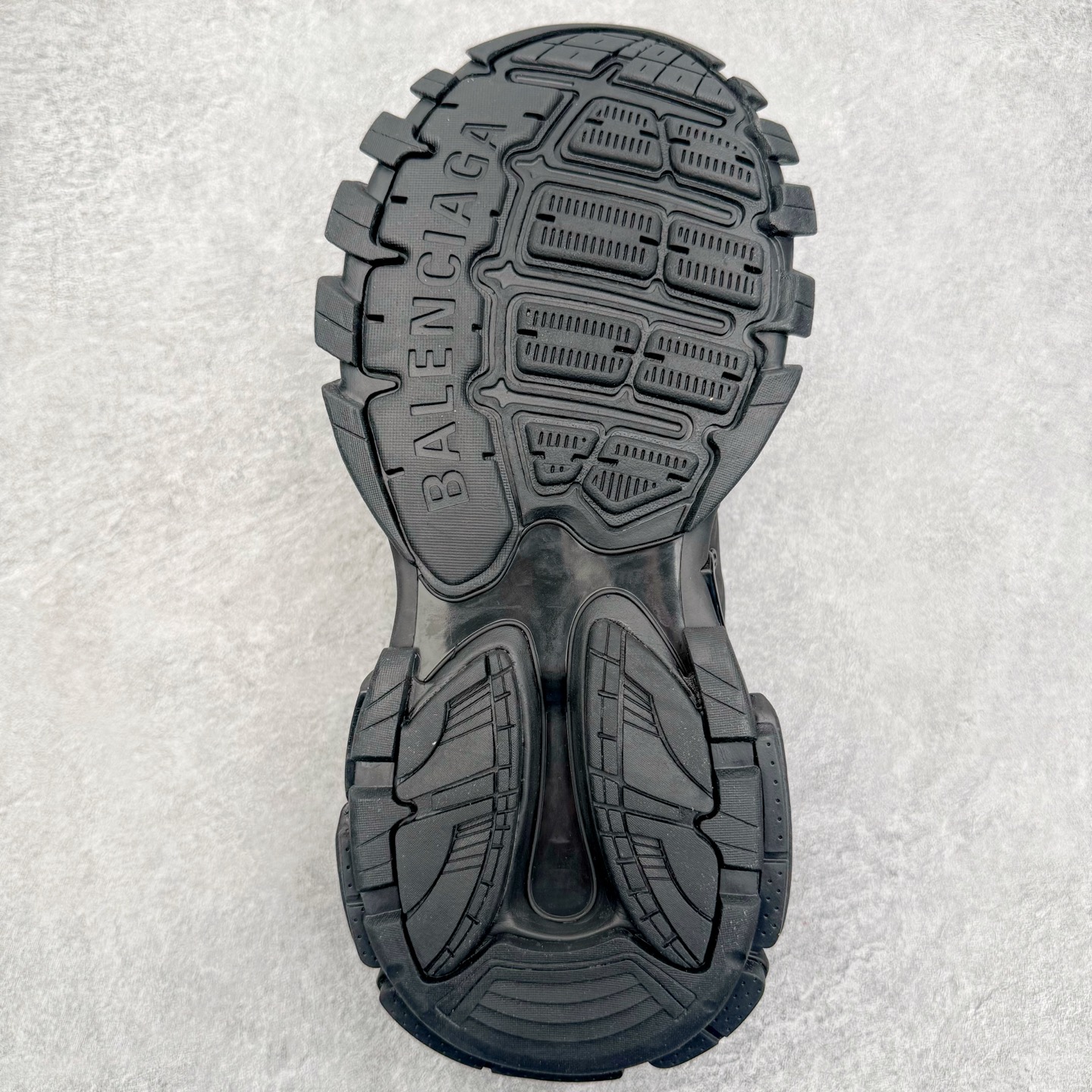 图片[9]-＃VG零售版 BALENCIAGA Track 巴黎世家复古老爹鞋 全套原纸板楦头开发 最原汁原味的灵魂版型 全鞋荧光划线卡点 胶水把控整洁度追求极致完美 每一双都是工艺品 多重QC质检 超越公司货的品控标准 实实在在的免检产品 原盒原配 正确字体电绣 粗细、位置、大小正确 侧边TPU 透气孔匹配意产原版 正确气垫分离大底 TPU软底 原版一致大底LOGO 立体感十足 原厂皮料水洗做旧 采购原厂网纱 该款鞋采用网眼布和尼龙制成 不含皮革 鞋舌饰有Track.2橡胶品牌标识 外侧饰有橡胶品牌标识 泡沫后帮压印品牌标识 外底正面压印BB标识 由176块饰片拼接而成的铰接式鞋面 侧面配金属质感网眼布 内面配有额外金属光泽饰件 包含1副鞋带和1副备用鞋带 后帮配有拉环鞋提 动态鞋底设计 为双脚带来后续的助力 正常尺码 尺码：35 36 37 38 39 40 41 42 43 44 45 46-选品中心