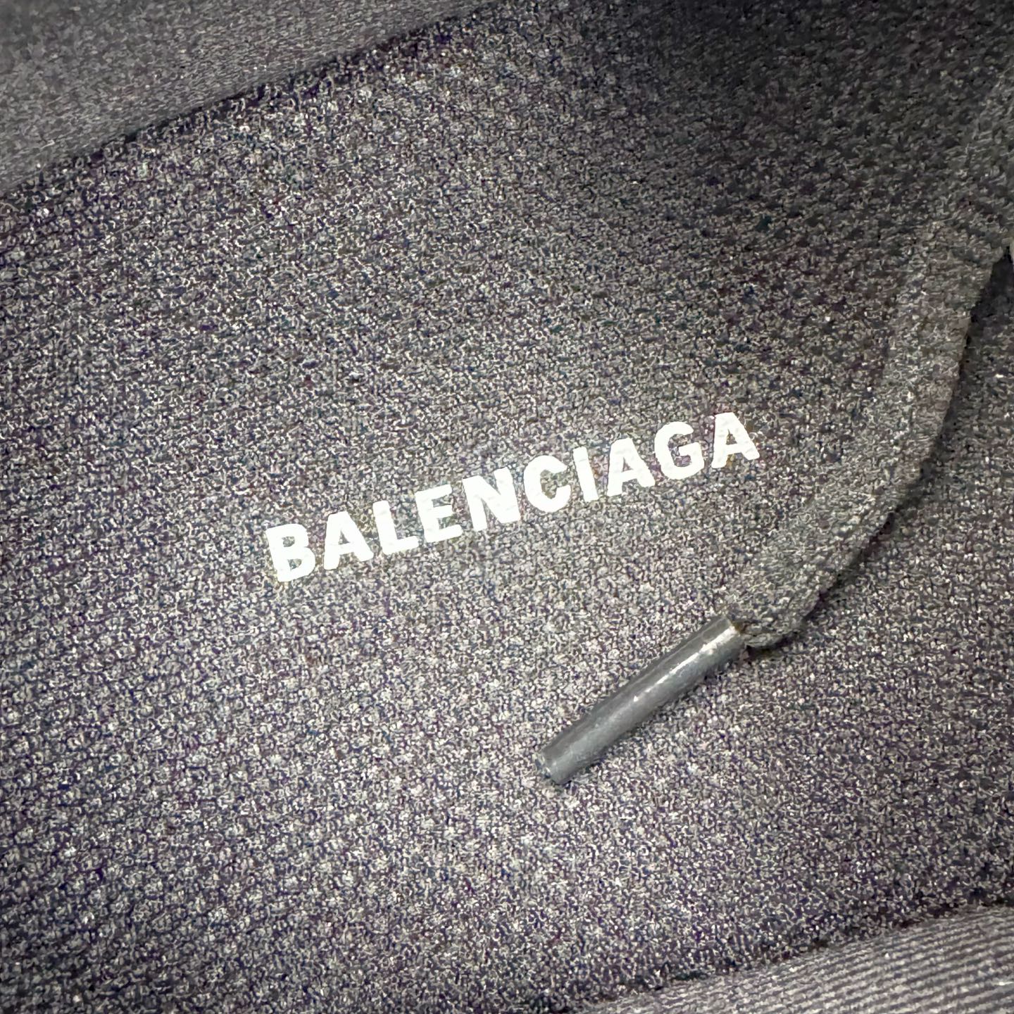 图片[11]-＃VG零售版 BALENCIAGA Track 巴黎世家复古老爹鞋 全套原纸板楦头开发 最原汁原味的灵魂版型 全鞋荧光划线卡点 胶水把控整洁度追求极致完美 每一双都是工艺品 多重QC质检 超越公司货的品控标准 实实在在的免检产品 原盒原配 正确字体电绣 粗细、位置、大小正确 侧边TPU 透气孔匹配意产原版 正确气垫分离大底 TPU软底 原版一致大底LOGO 立体感十足 原厂皮料水洗做旧 采购原厂网纱 该款鞋采用网眼布和尼龙制成 不含皮革 鞋舌饰有Track.2橡胶品牌标识 外侧饰有橡胶品牌标识 泡沫后帮压印品牌标识 外底正面压印BB标识 由176块饰片拼接而成的铰接式鞋面 侧面配金属质感网眼布 内面配有额外金属光泽饰件 包含1副鞋带和1副备用鞋带 后帮配有拉环鞋提 动态鞋底设计 为双脚带来后续的助力 正常尺码 尺码：35 36 37 38 39 40 41 42 43 44 45 46-选品中心